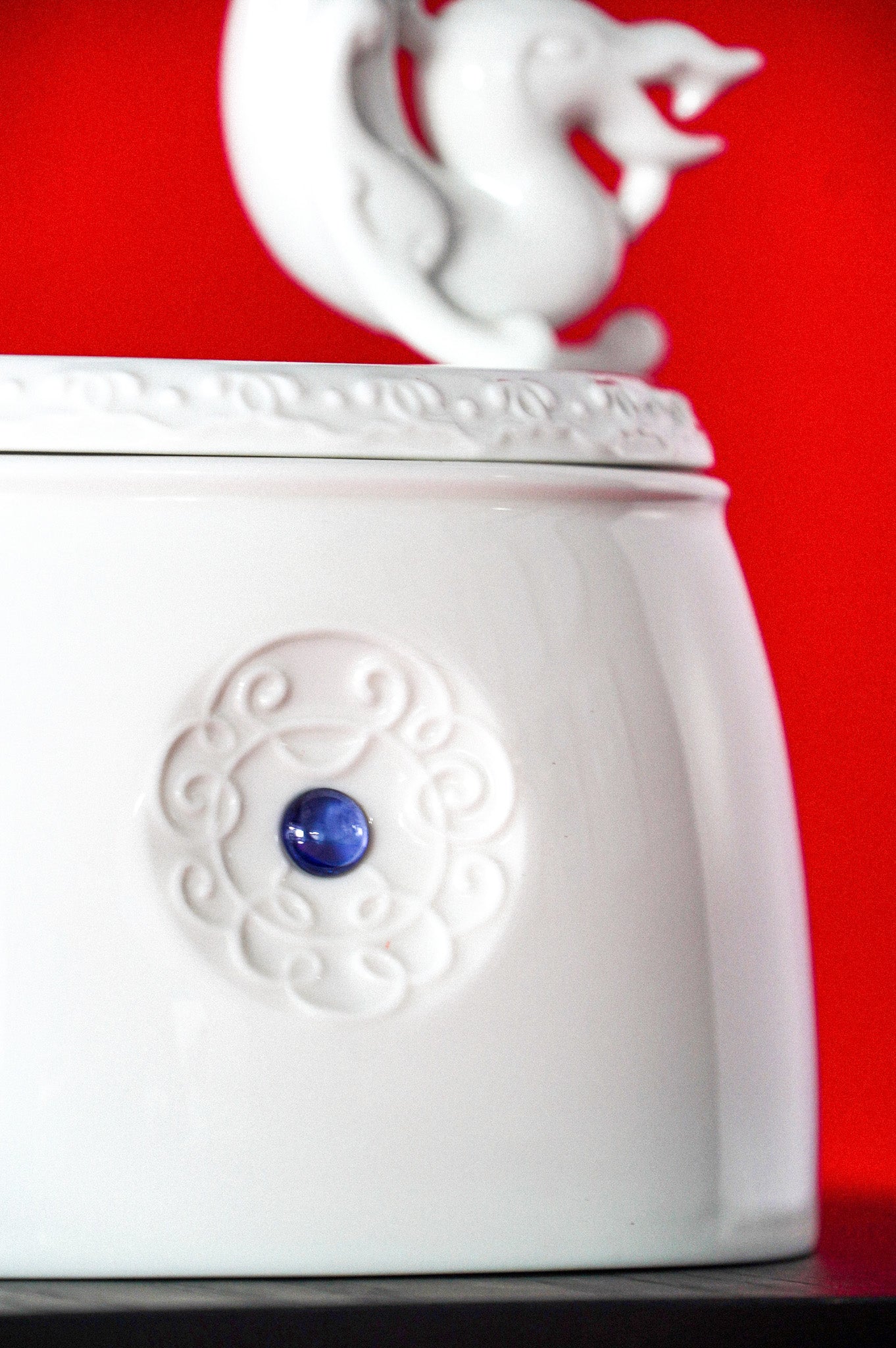 雙龍抱珠環飾細節,展現王俠軍細膩雕塑手法與祥瑞意涵,以雲紋裝飾盒身