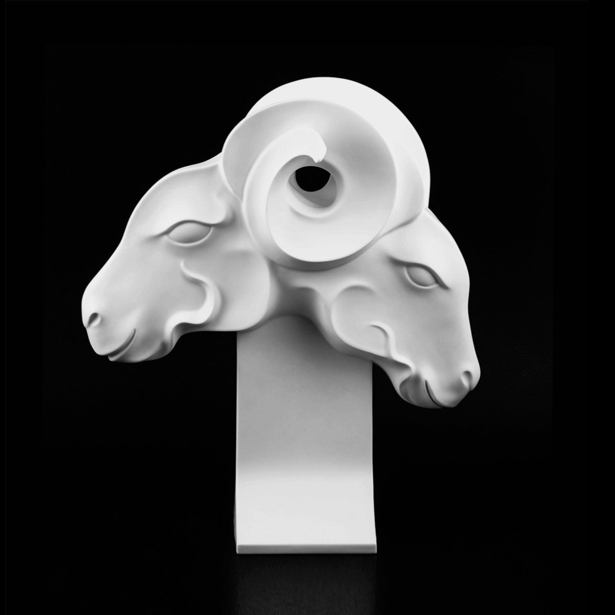 《情緣》Entwined 霧面雙羊白瓷雕塑黑色背景作品照,象徵相知與長久互信