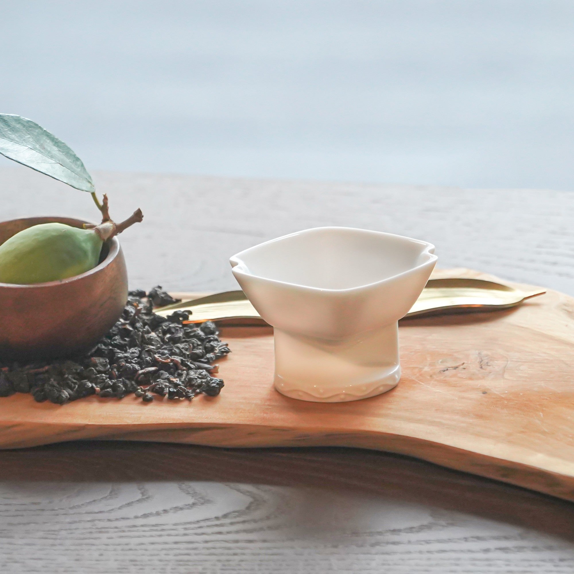 王俠軍設計花祭茶杯室內自然光・春日茶器禮物・八方新氣NewChi Porcelain