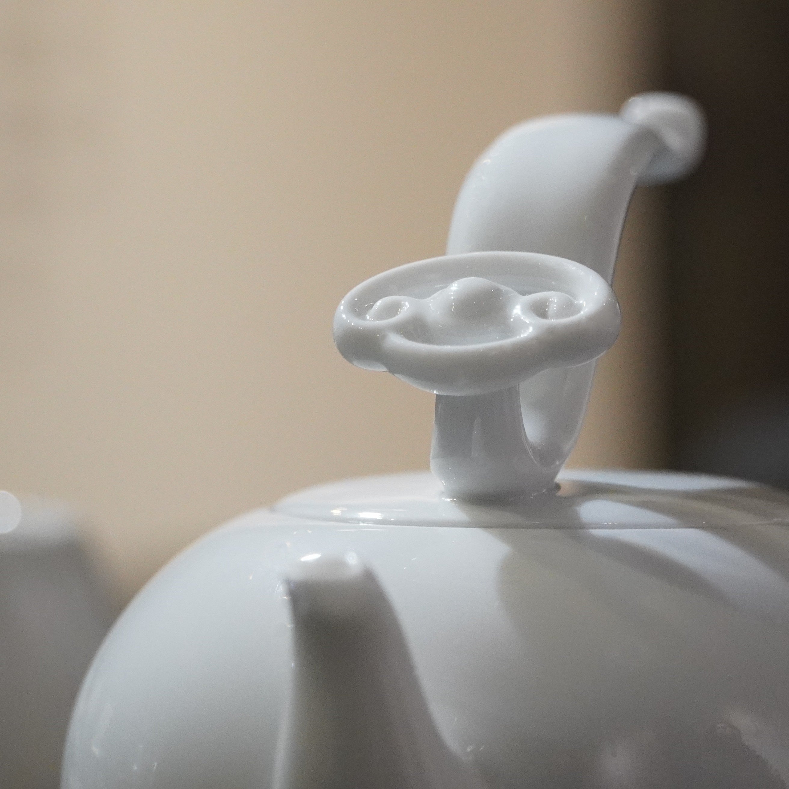 八方新氣 如意高飛 陶瓷茶具組 瓷器茶器組 咖啡壼 造形壼 壺把局部特寫