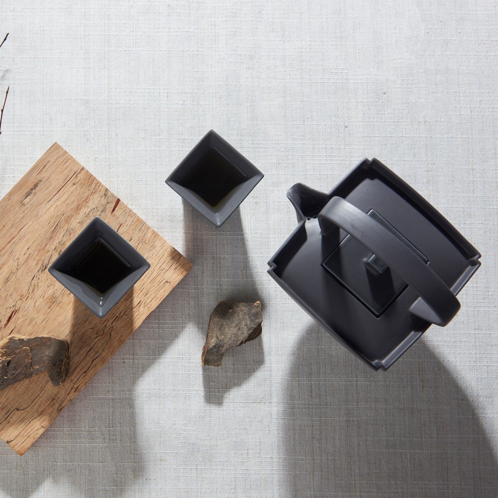 四季壺杯置於東方茶席場景|山水線系列作品