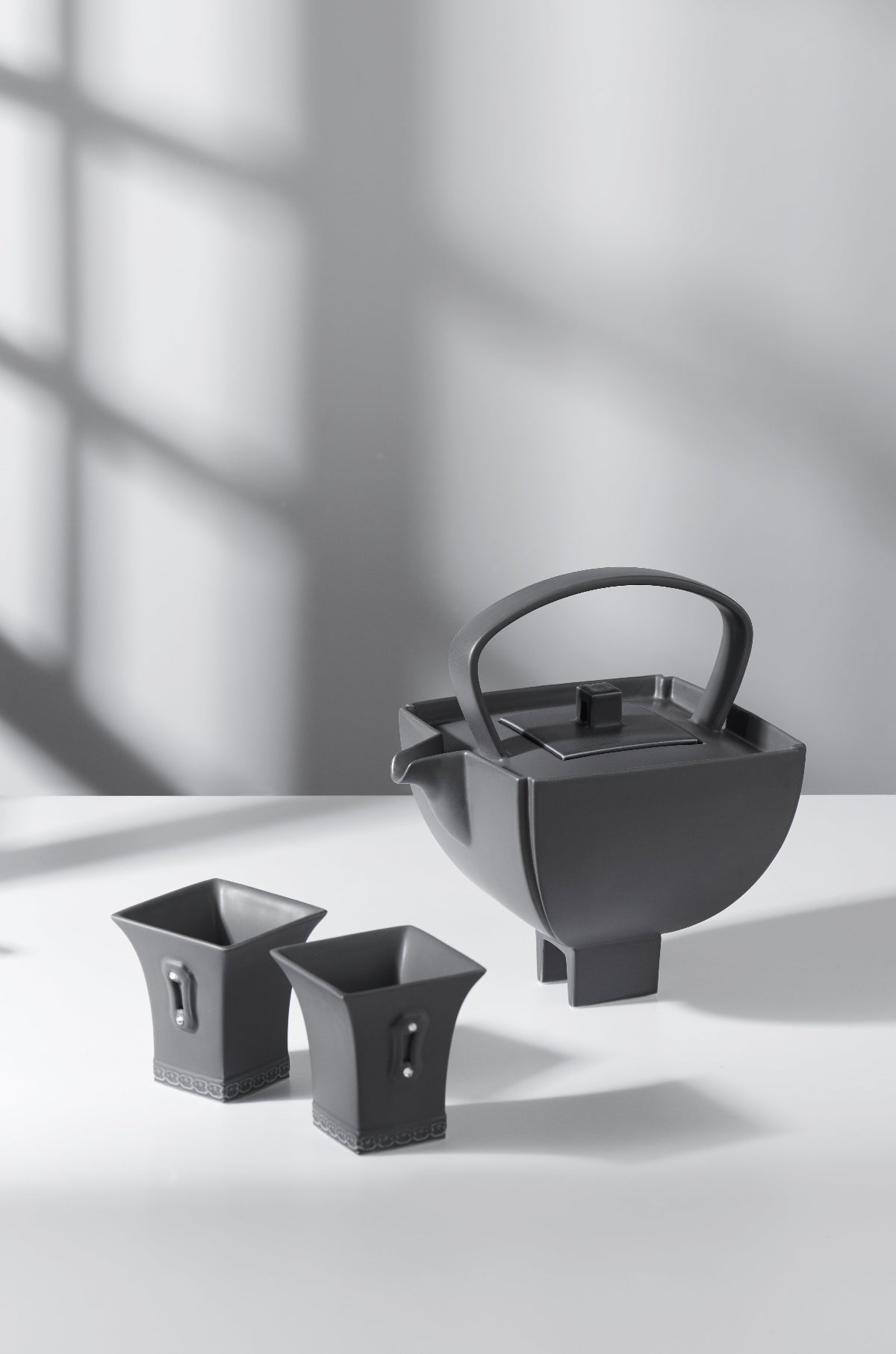 四季黑霧壺作品正面照|高足四方設計茶壺