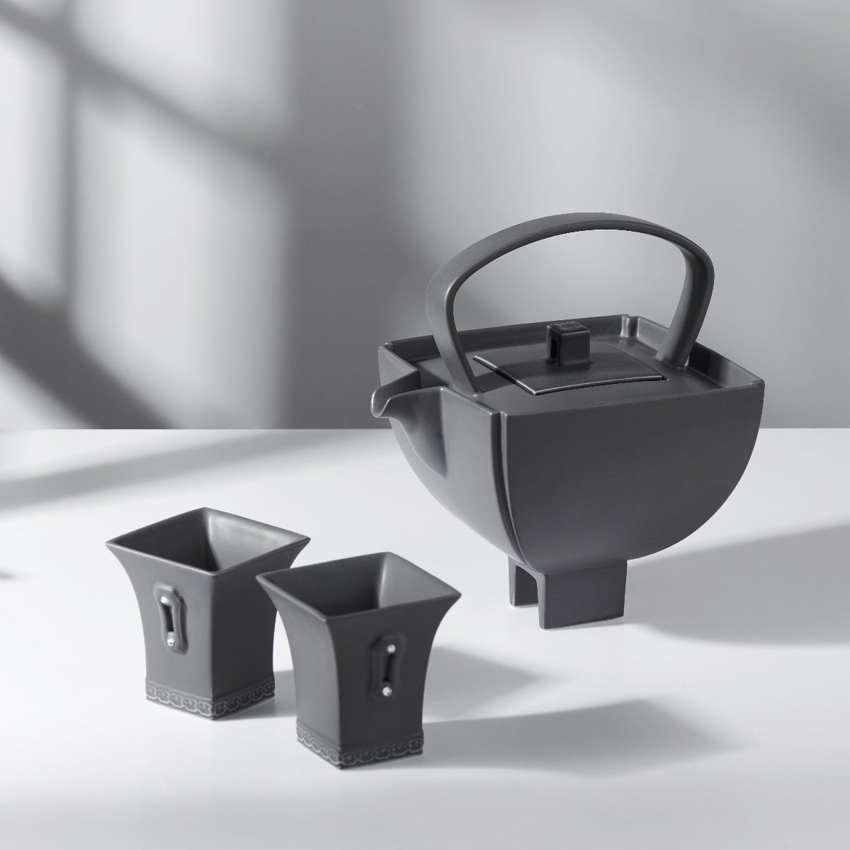 四季黑霧壺作品正面照|高足四方設計茶壺