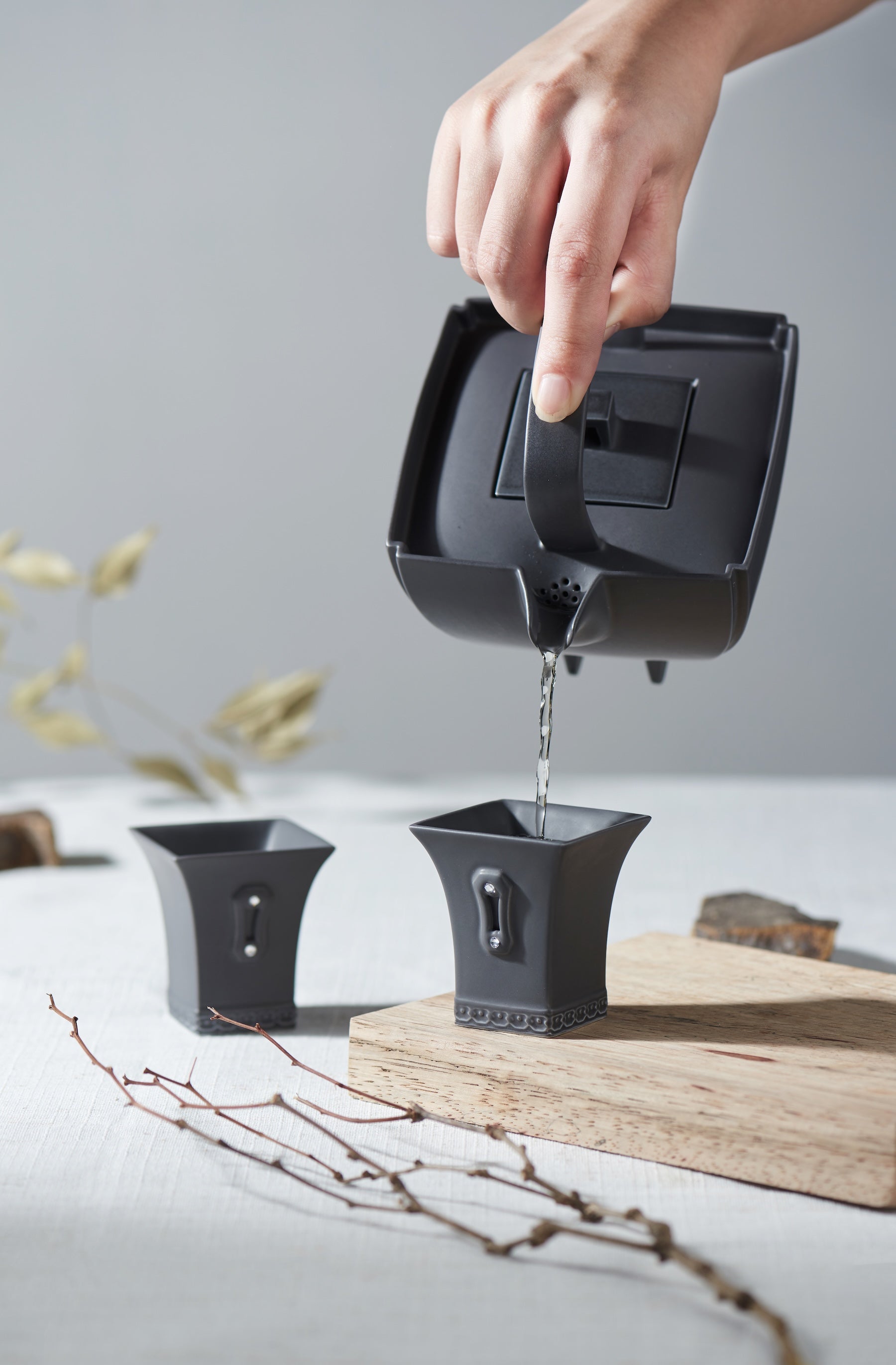 四季壺杯置於東方茶席場景|山水線系列作品