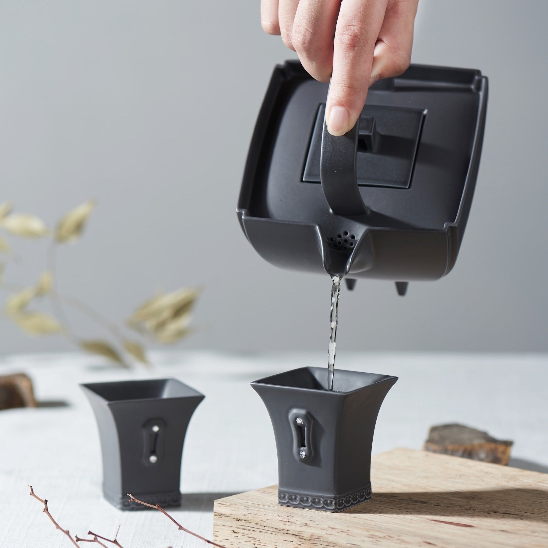 四季壺杯置於東方茶席場景|山水線系列作品