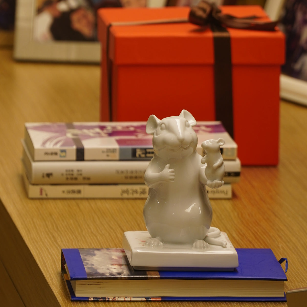 〈數一數二〉擺在書桌的一角,後方為橘色禮盒