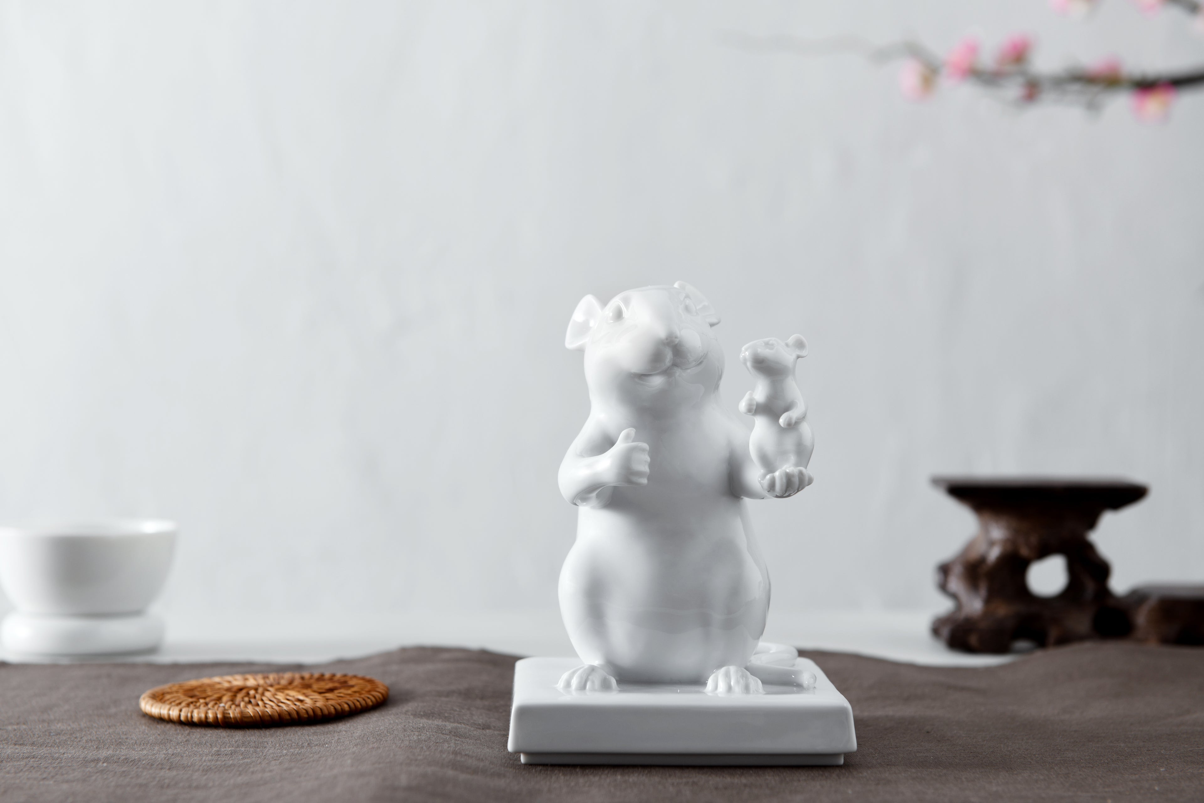 《數一數二》大鼠小鼠比出大拇指,象徵彼此鼓勵與正向競爭,適合放置客廳書房,自我打氣
Whimsical mouse figurines conveying the spirit of “You’re always No.1 in my eyes”