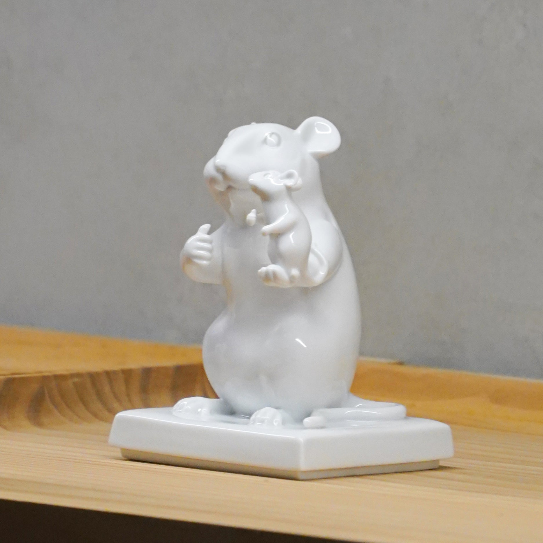 適合作為升遷、友誼或伴侶贈禮的瓷器擺件,象徵鼓勵與欣賞