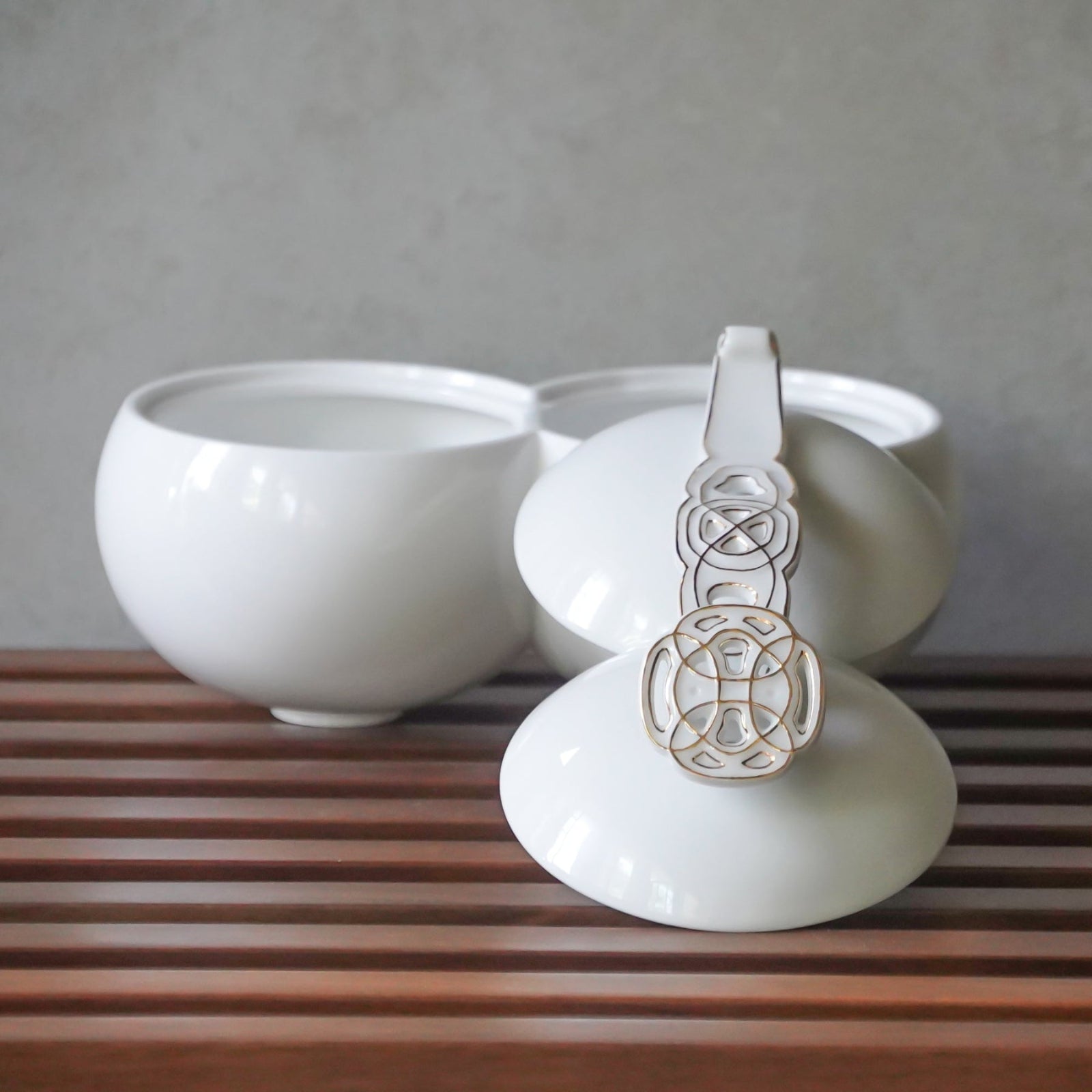 《圓滿》瓷盒搭配如意手把,展現高端藝術瓷器的精緻工藝