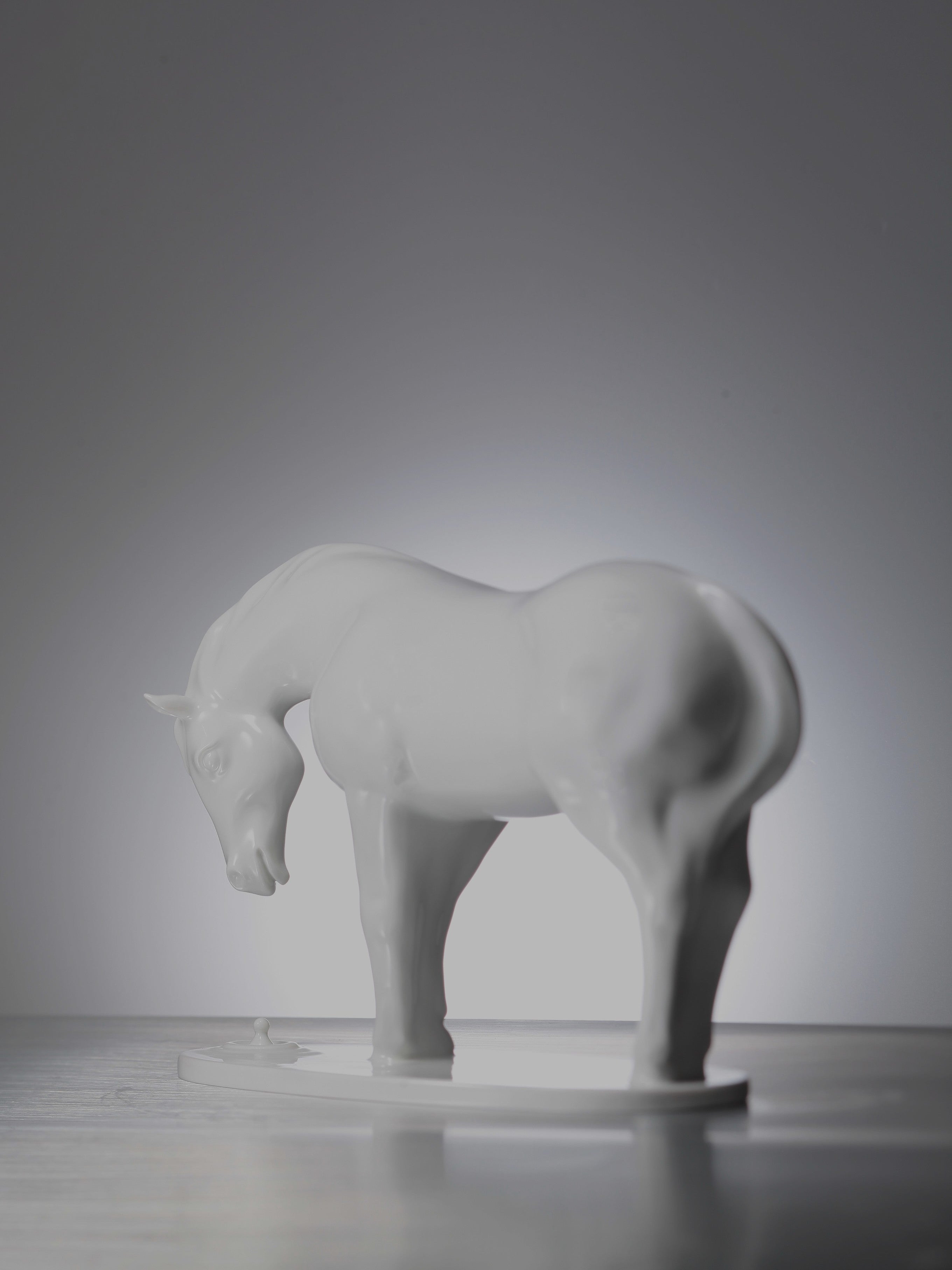 瓷器馬擺件,以水滴印象表現點滴善意,湧泉以報