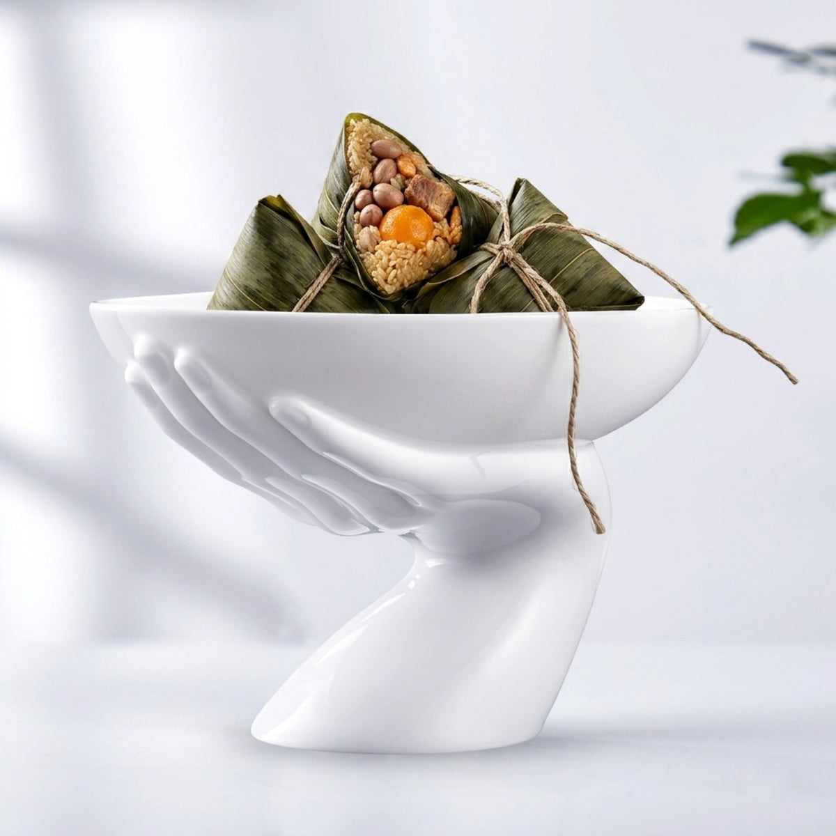 富貴吉祥白瓷托手果盤盛裝台灣肉粽,純白背景,展示單手托起造型,八方新氣 NewChi Porcelain