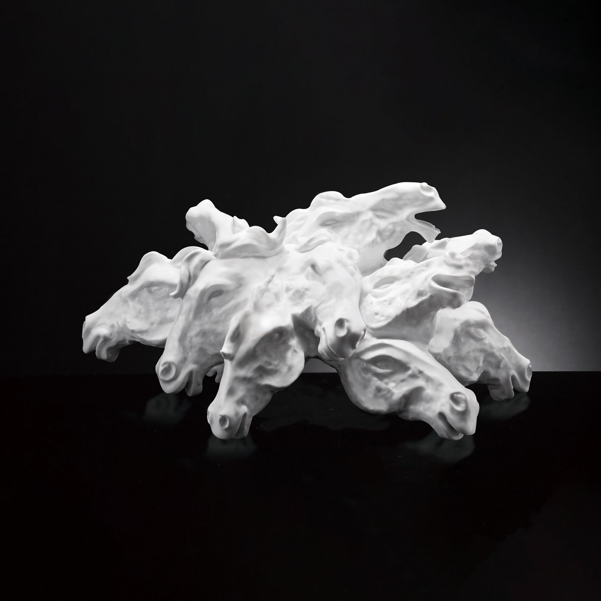 《千軍萬馬》白瓷雕塑作品,十二匹駿馬昂首奔騰,象徵團隊精神與領袖氣勢
“Horse Army” porcelain sculpture of twelve galloping horses symbolizing unity and leadership.