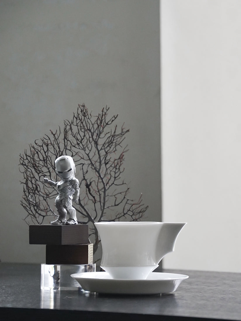 帝國記憶圓杯圓盤組光面版本,展現現代與東方融合的精品瓷器設計