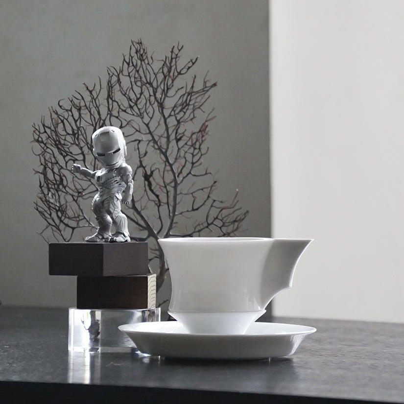 帝國記憶圓杯圓盤組光面版本,展現現代與東方融合的精品瓷器設計