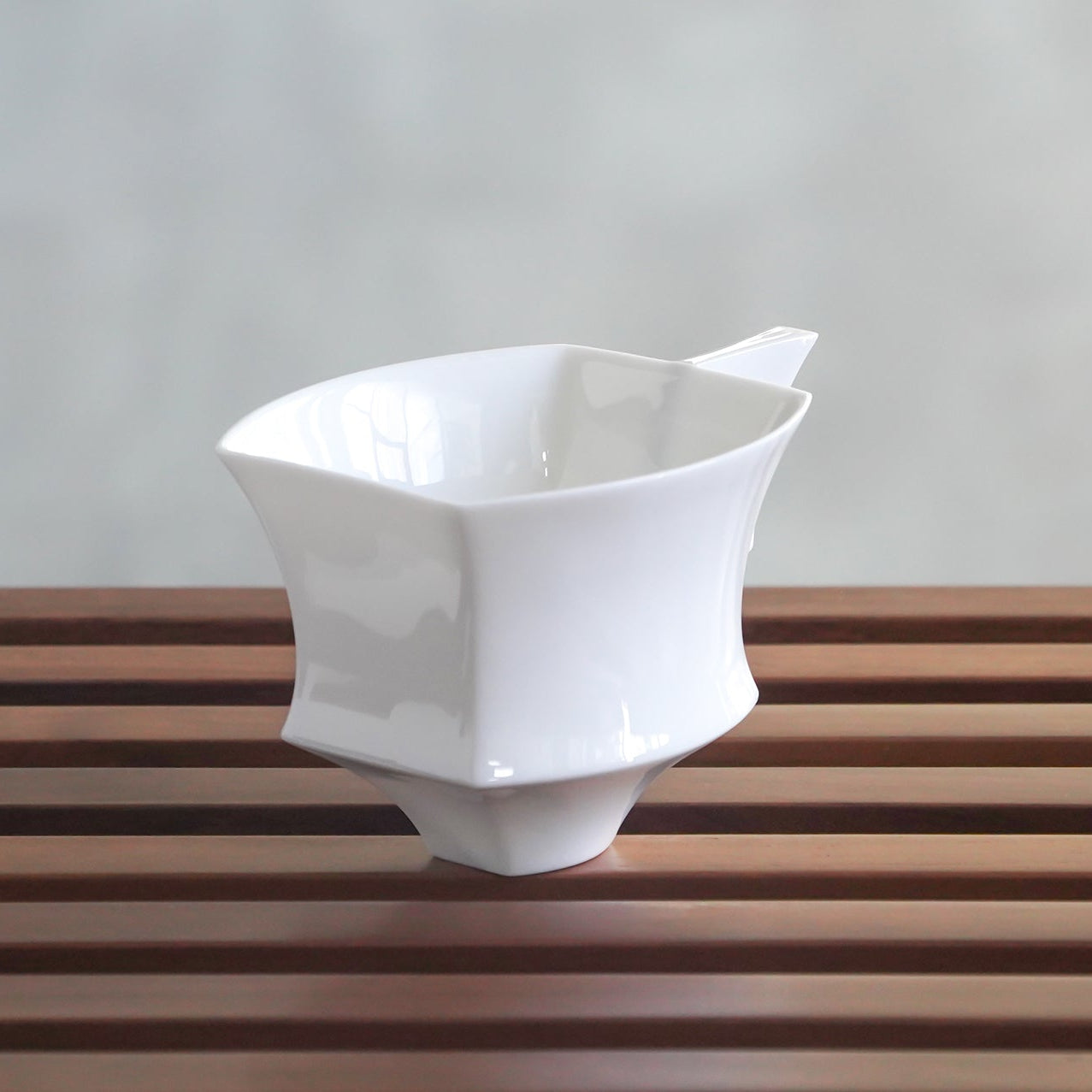 帝國記憶咖啡杯盤組 亮面杯細節 重複的線條重現古代酒器“尊”的風貌