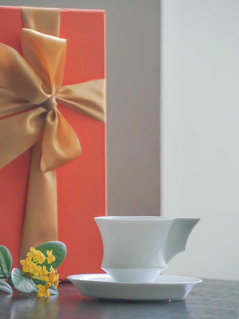 帝國記憶圓杯圓盤組擺設於書桌,營造東方儀式感的咖啡時光 父親節禮贈推薦