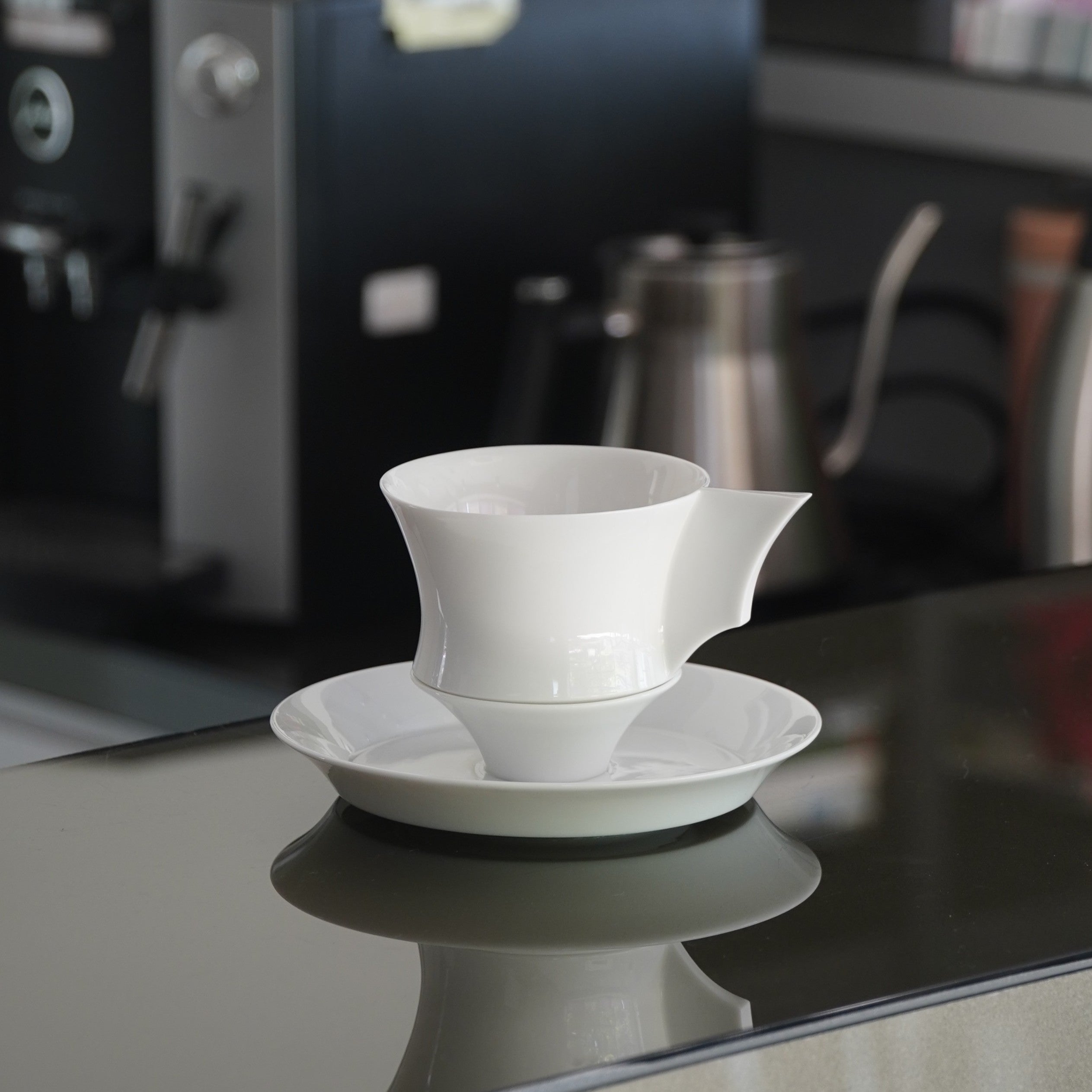 帝國記憶圓杯圓盤組擺設於書桌,營造東方儀式感的咖啡時光 父親節禮贈推薦