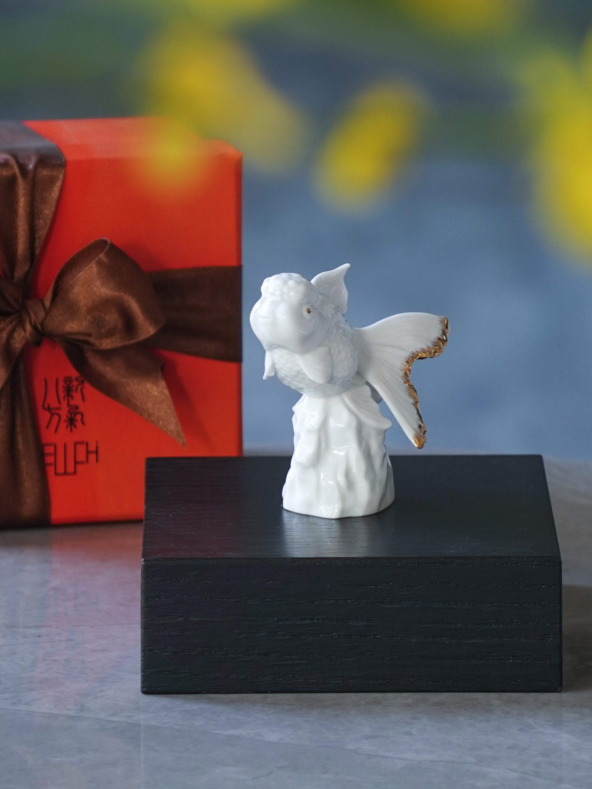 白瓷金魚造型藝術擺件《高昇》,象徵突破挑戰與持續成長