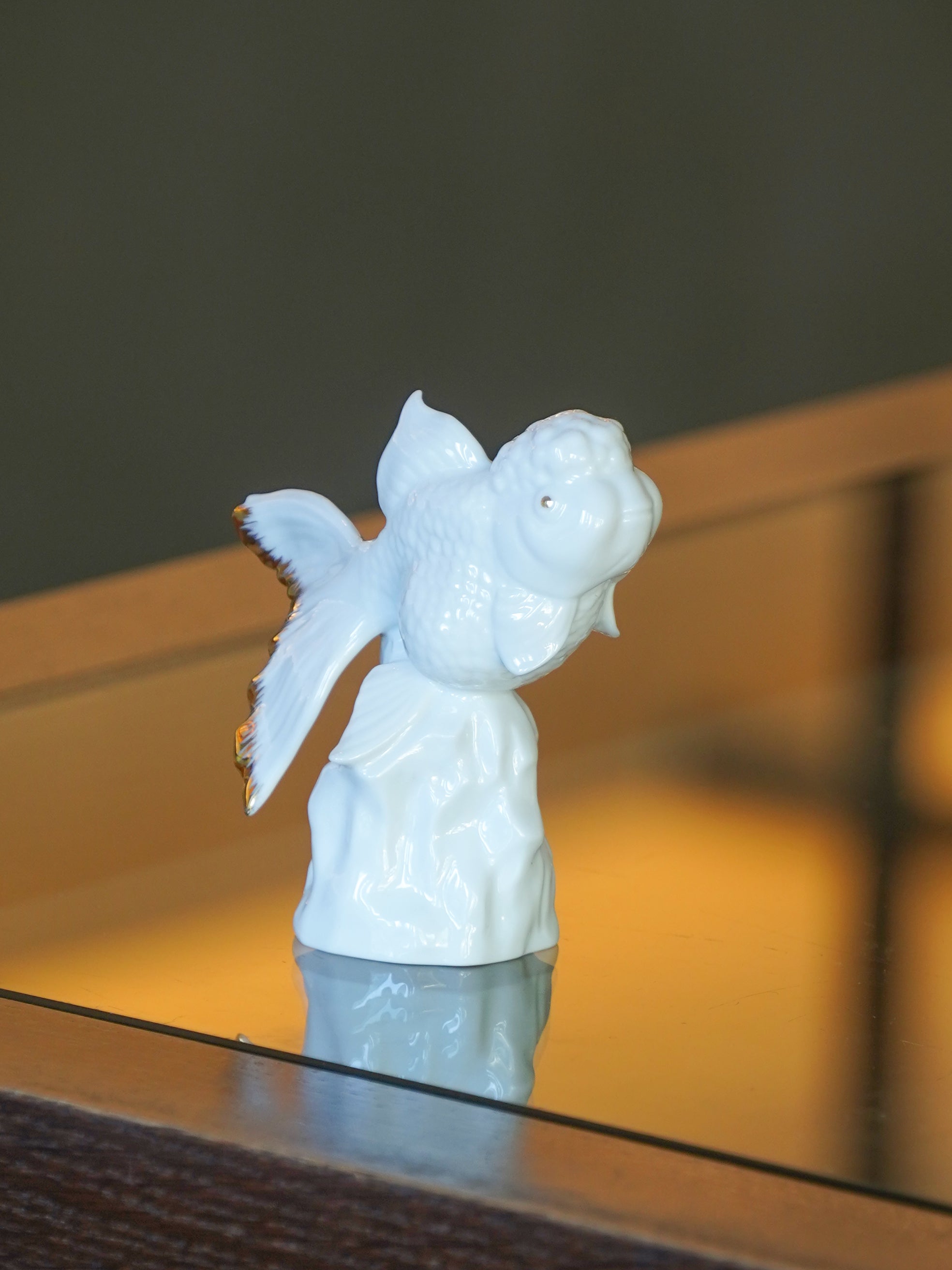 小巧金魚作品,搭配崎嶇石座,寓意歷練後的自信躍升