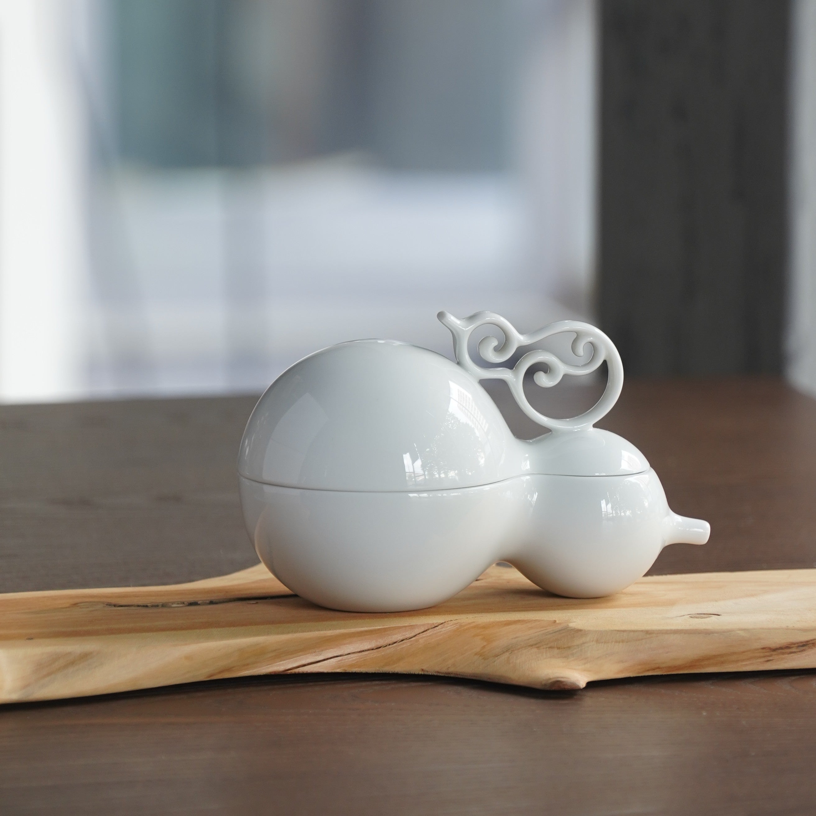 《相依》瓷器葫蘆盒細節近照,展現圓潤量體與穩定結構