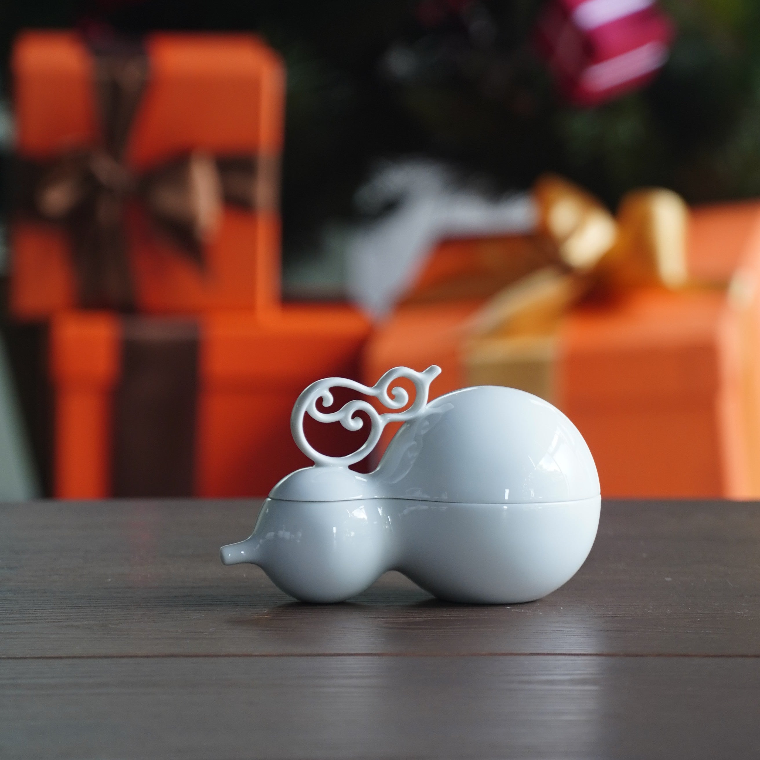 白瓷葫蘆盒《相依》象徵兩人相依相扶,適合作為祝福禮物