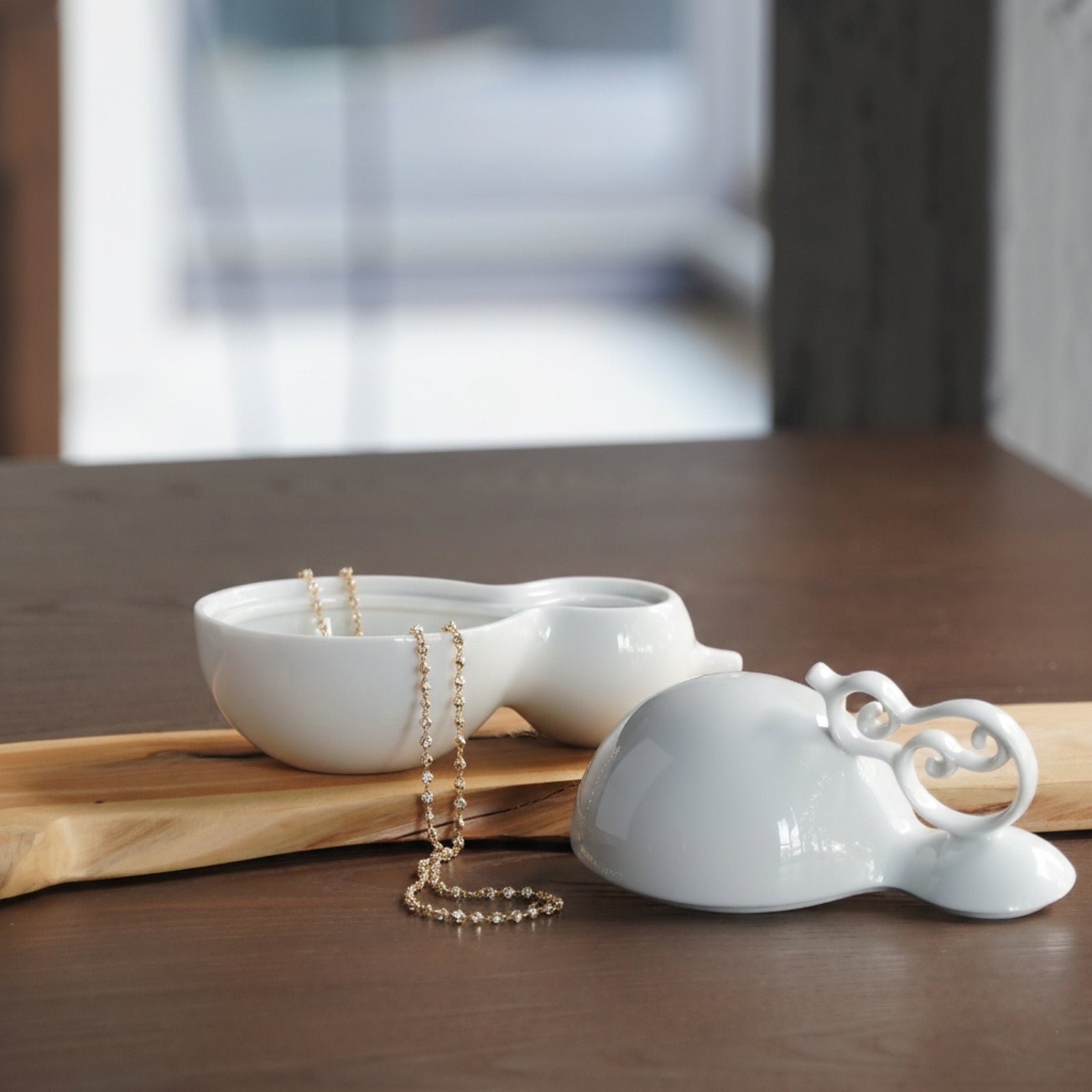 《相依》瓷盒靜置於餐桌或客廳,作為小瓜果或糖果的收納器物