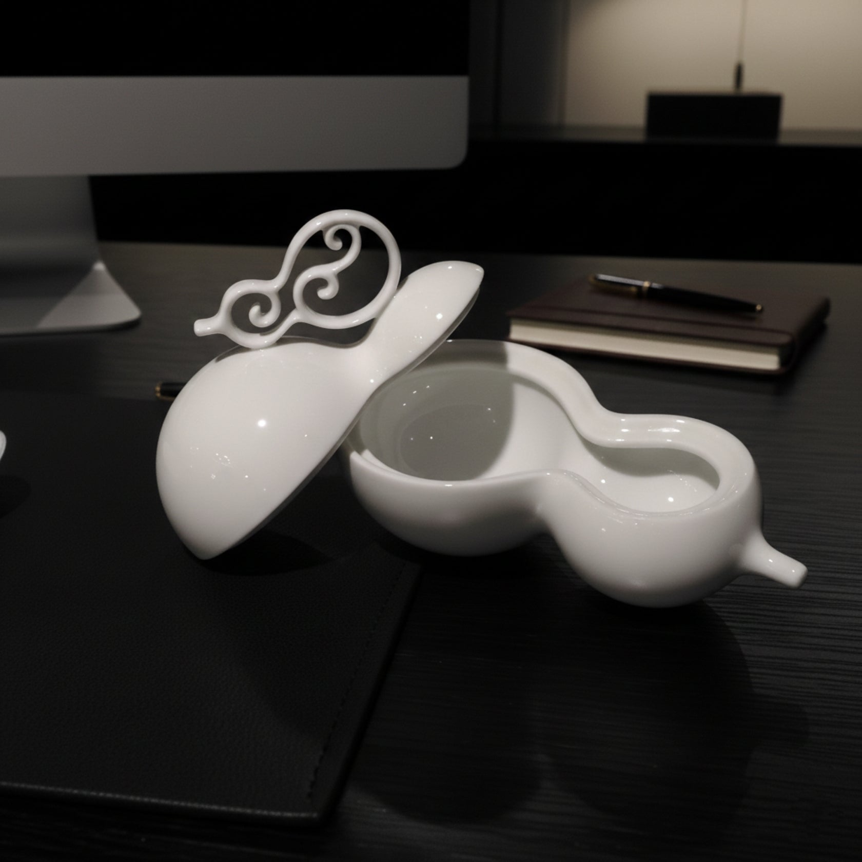 《相依》瓷盒單獨擺放於書桌,成為低調而溫潤的空間裝飾,也可當作迴紋針收納盒