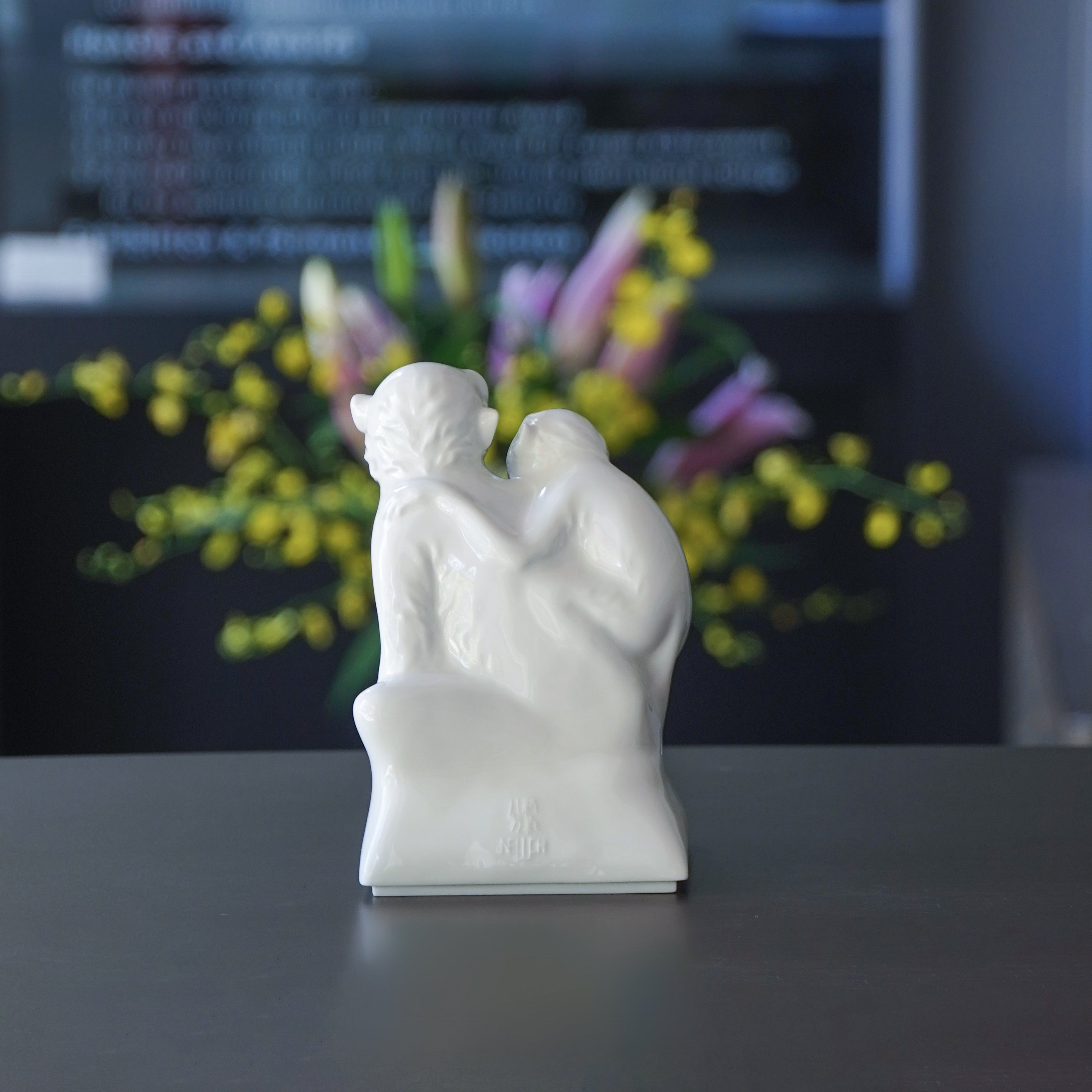 《輩輩封侯》白瓷作品背面,大猴與小猴互動造型,展現代代相傳、尊親重道的精神