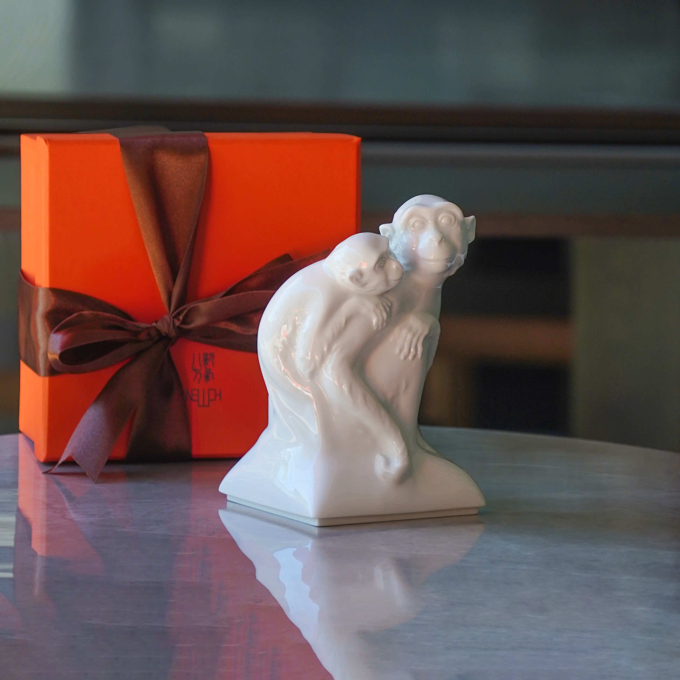 大猴與小猴互動造型,展現代代相傳、尊親重道的精神