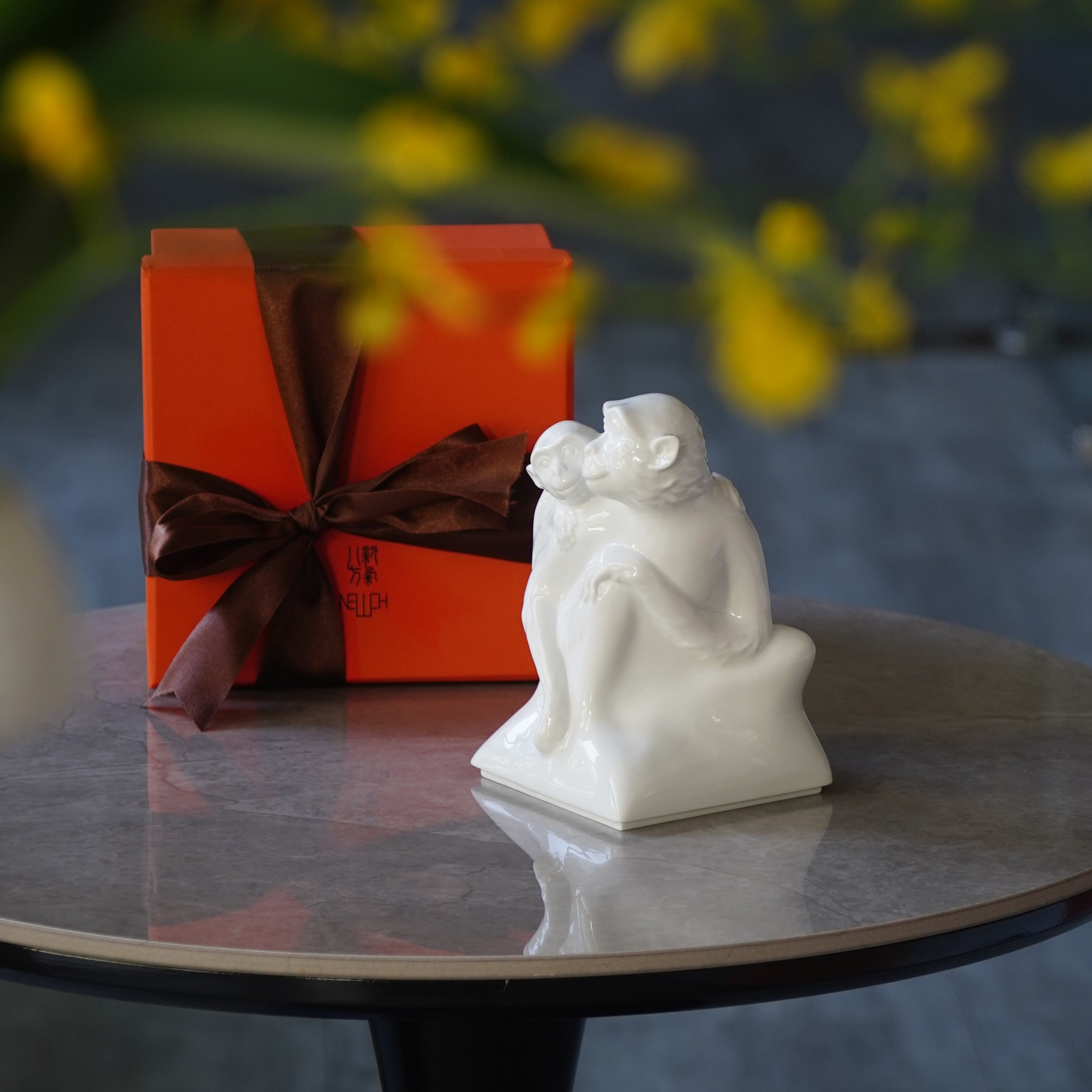 大猴與小猴互動造型,展現代代相傳、尊親重道的精神