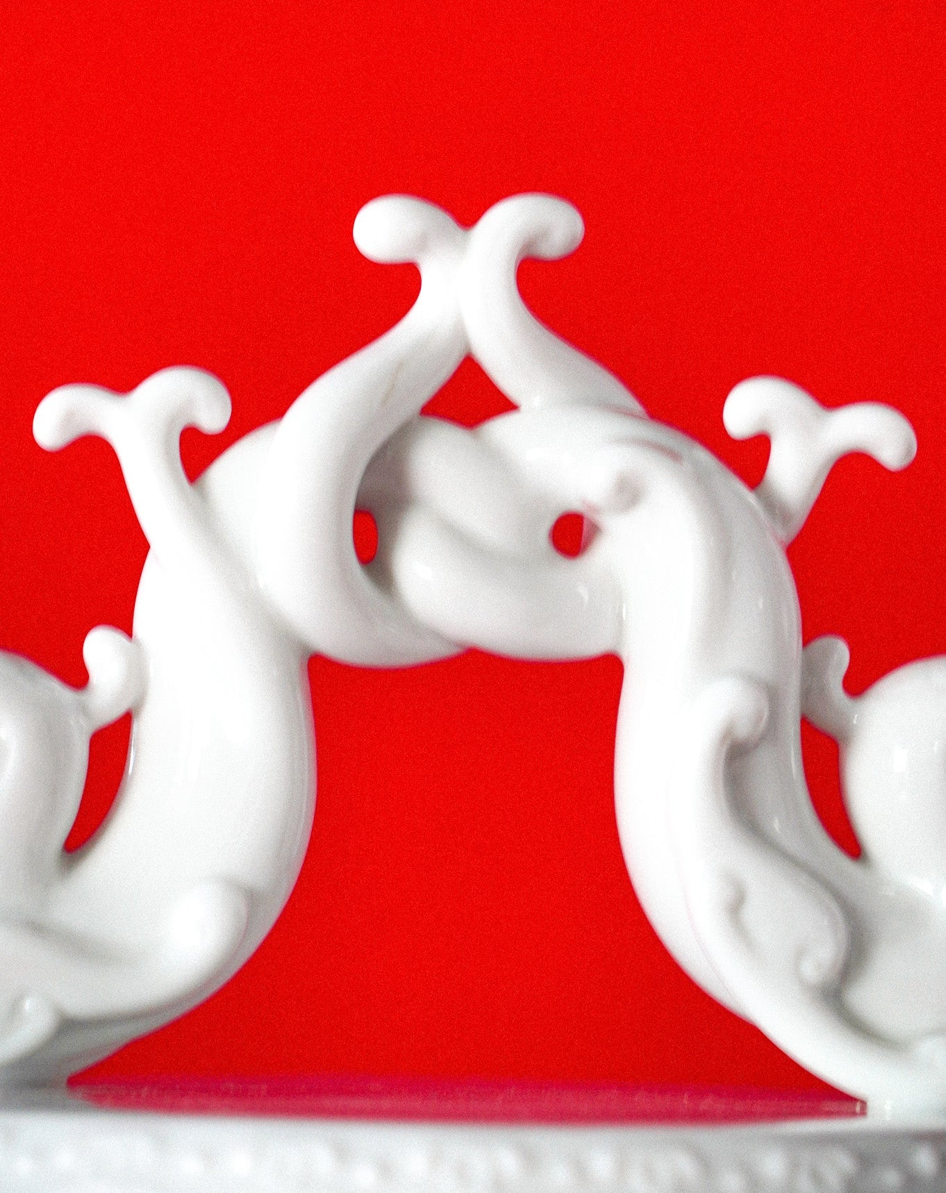 雙龍抱珠環飾細節,展現王俠軍細膩雕塑手法與祥瑞意涵