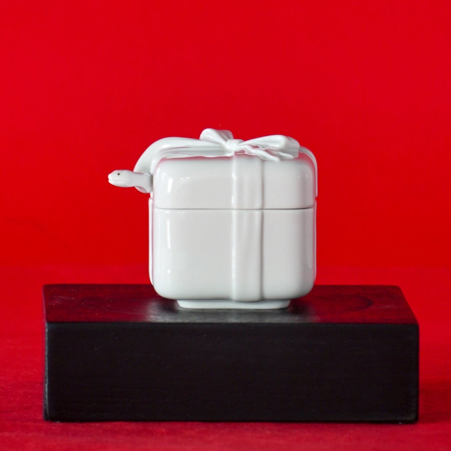 情滿堂 生肖蛇 瓷盒 陶瓷瓷器擺飾 過年送禮好選擇 側面