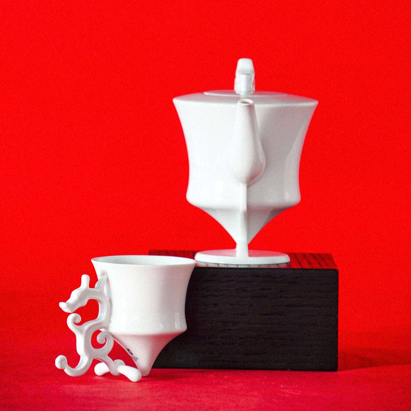 八方新氣《龍尊》茶壺杯組,結合東方龍紋與尊形器型的藝術茶具,適合父親節高端禮贈與收藏