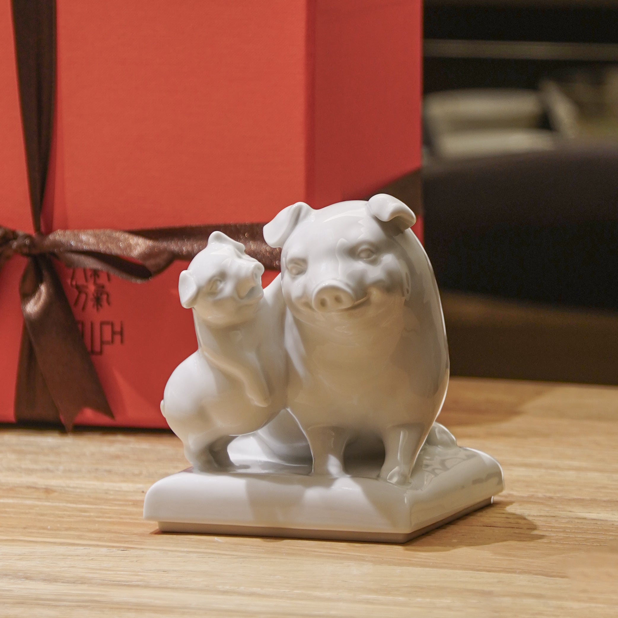 長樂瓷偶圓潤飽滿的線條設計,象徵和諧圓融與溫暖支持