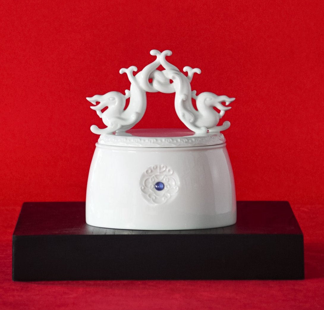 白瓷雙龍環繞瓷盒作品,象徵喜氣與友誼的雙喜福鎮擺件