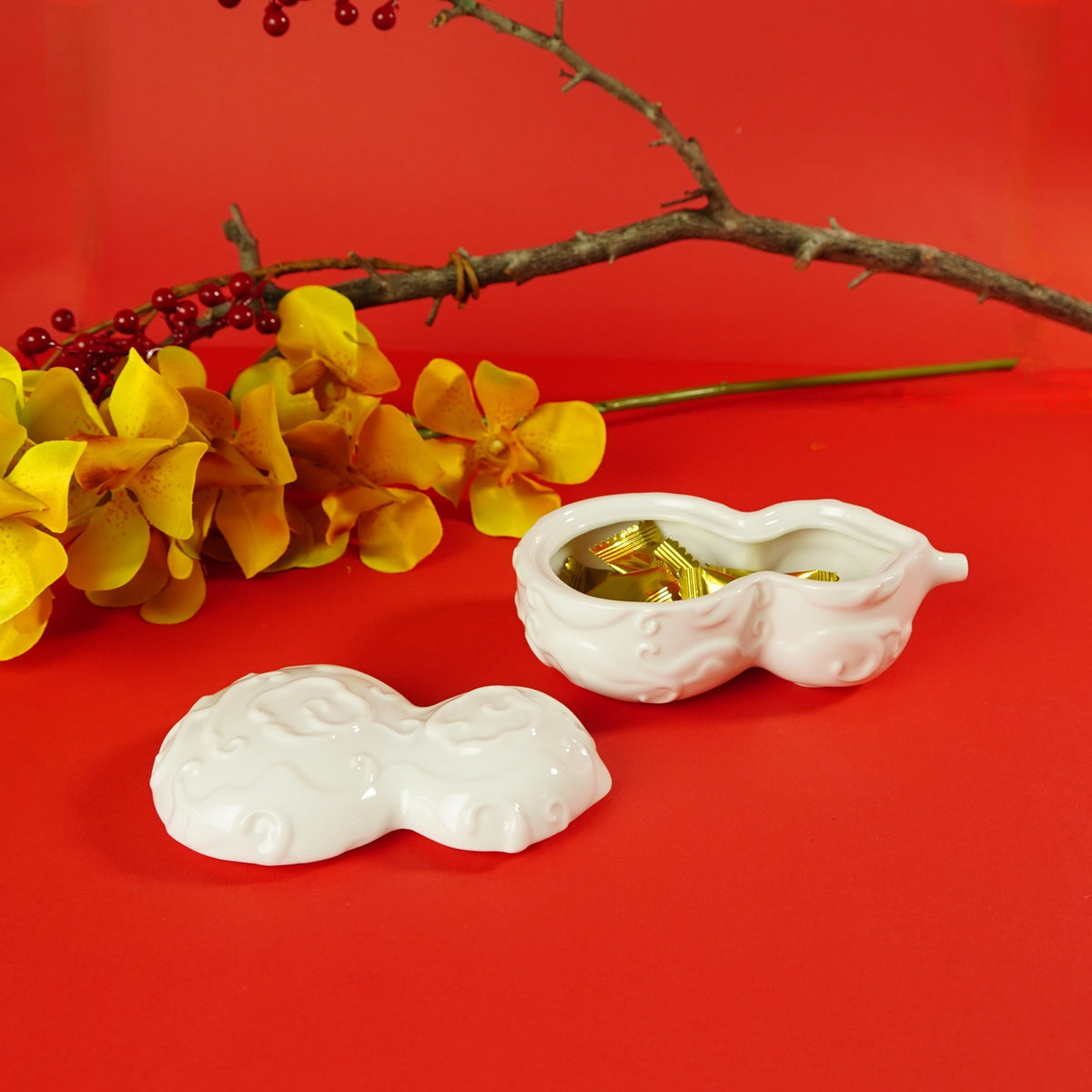 〈喜福會〉開蓋盛糖,紅色背景與枝條