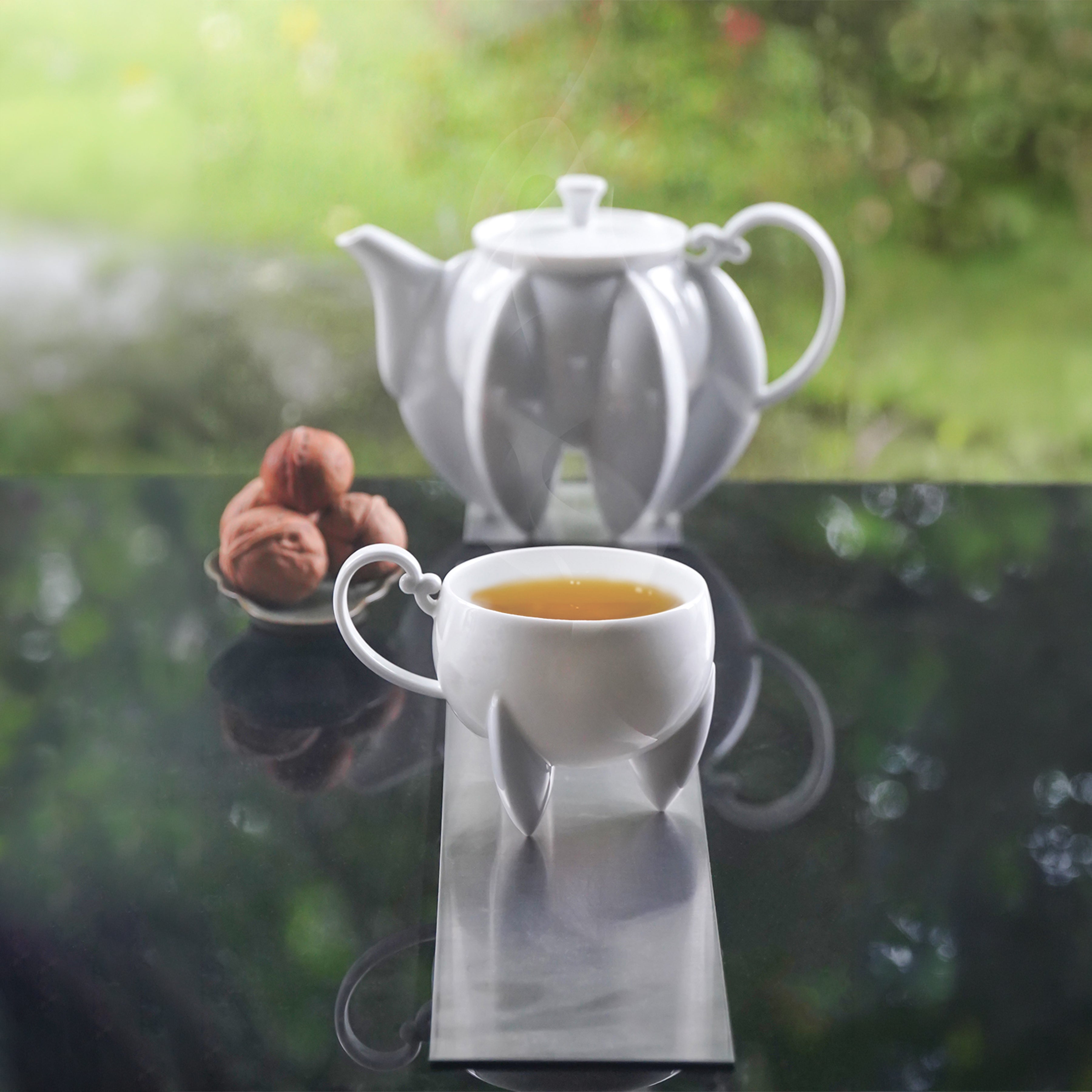 荷花白瓷六足茶壺茶杯組室外自然光・春日茶席情境・八方新氣 NewChi Porcelain