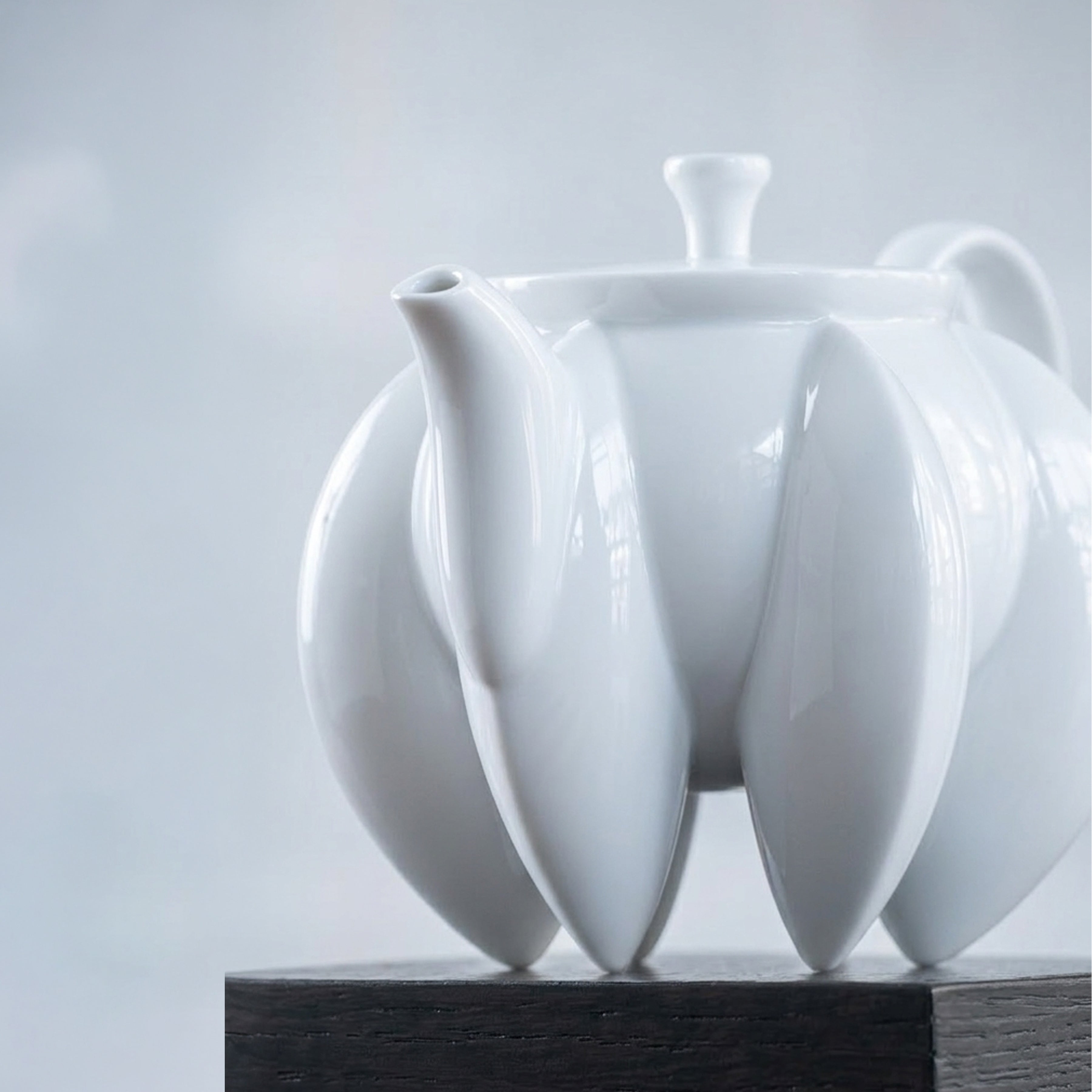 荷花白瓷茶壺茶杯組咖啡廳情境・商務長輩禮贈白瓷茶具・八方新氣 NewChi Porcelain