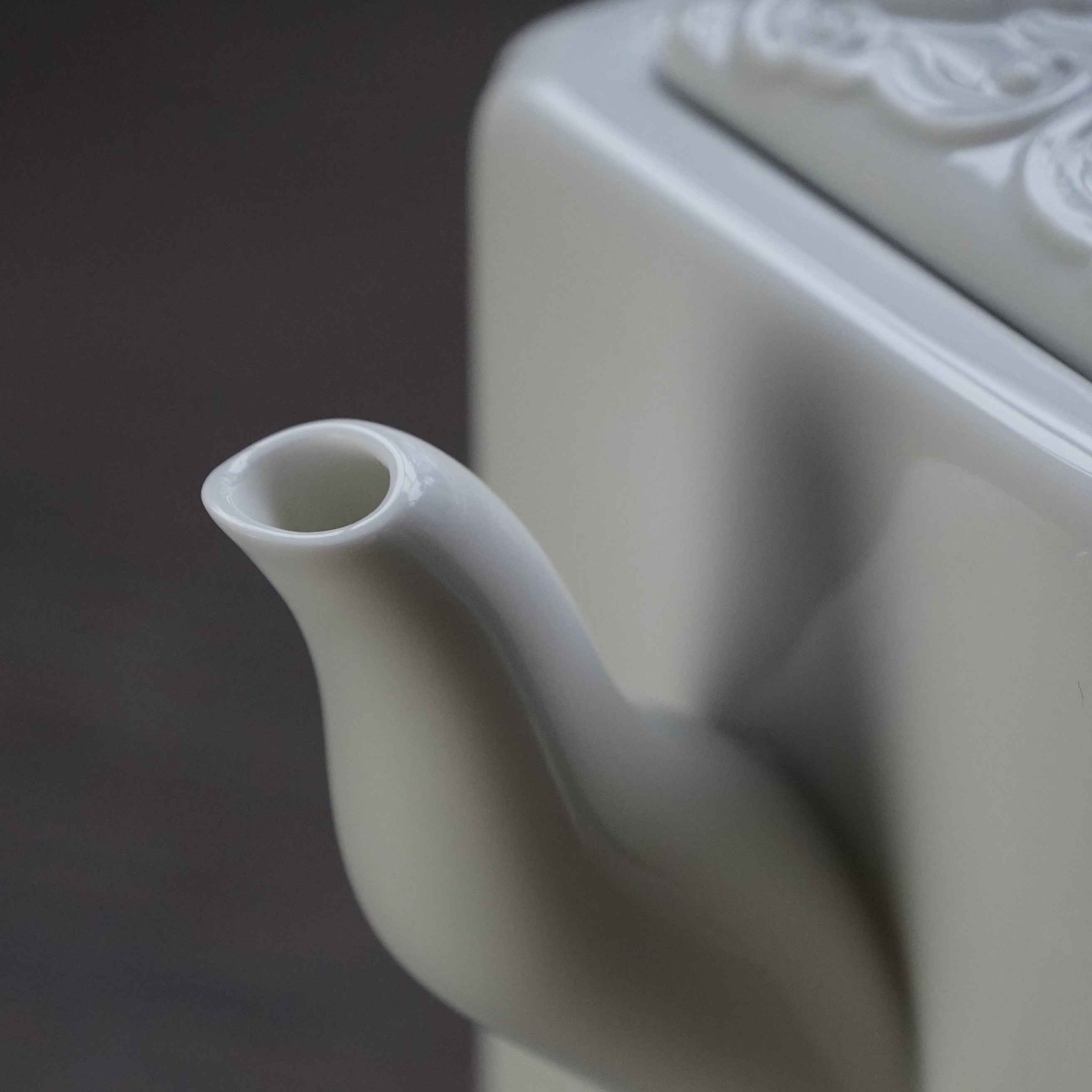 八方新氣 鴻福 造形壺 茶壺 瓷器 白瓷 禮物 瓷壺 茶具 咖啡杯 茶杯 蝙蝠 壺嘴特寫