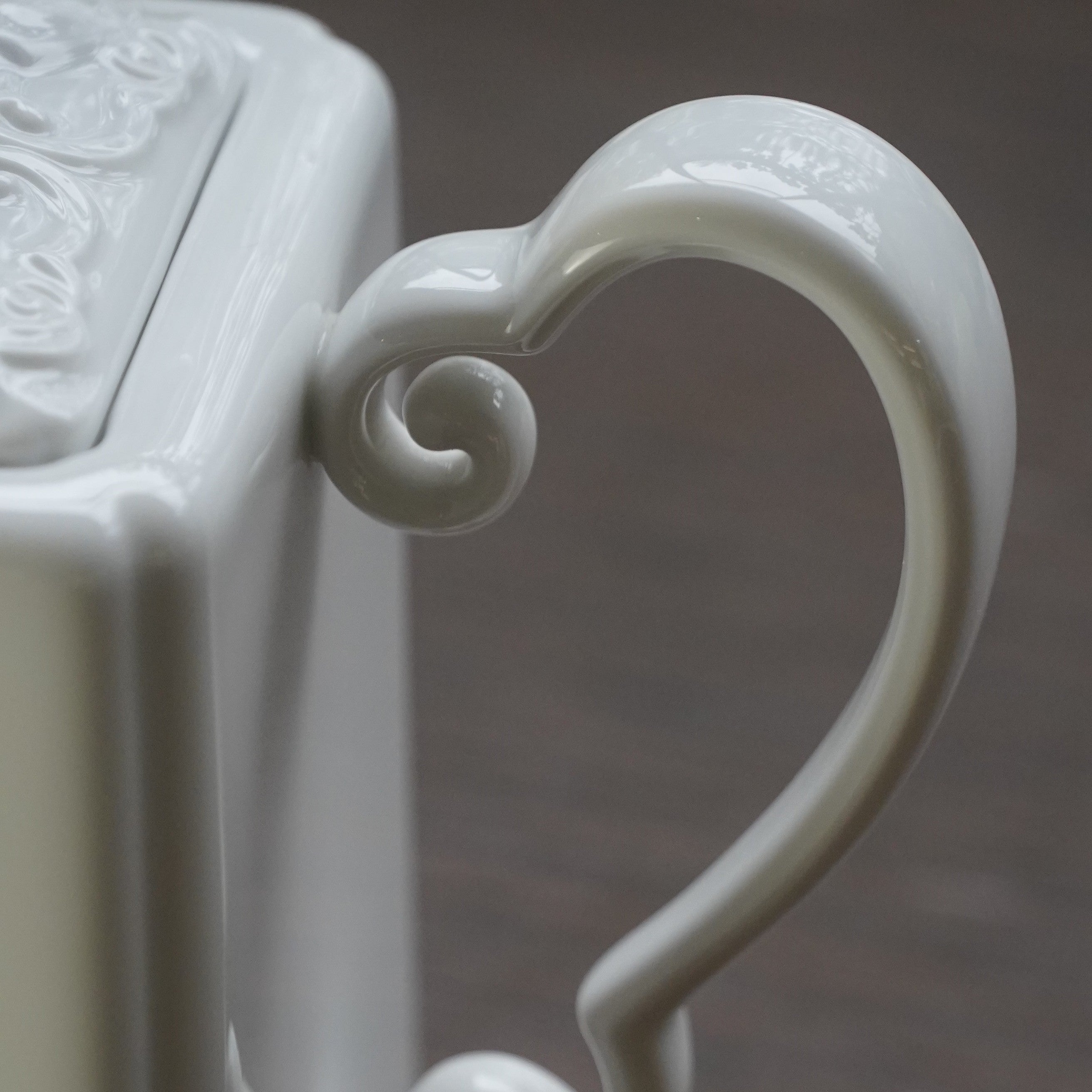 八方新氣 鴻福 造形壺 茶壺 瓷器 白瓷 禮物 瓷壺 茶具 咖啡杯 茶杯 蝙蝠 把手特寫