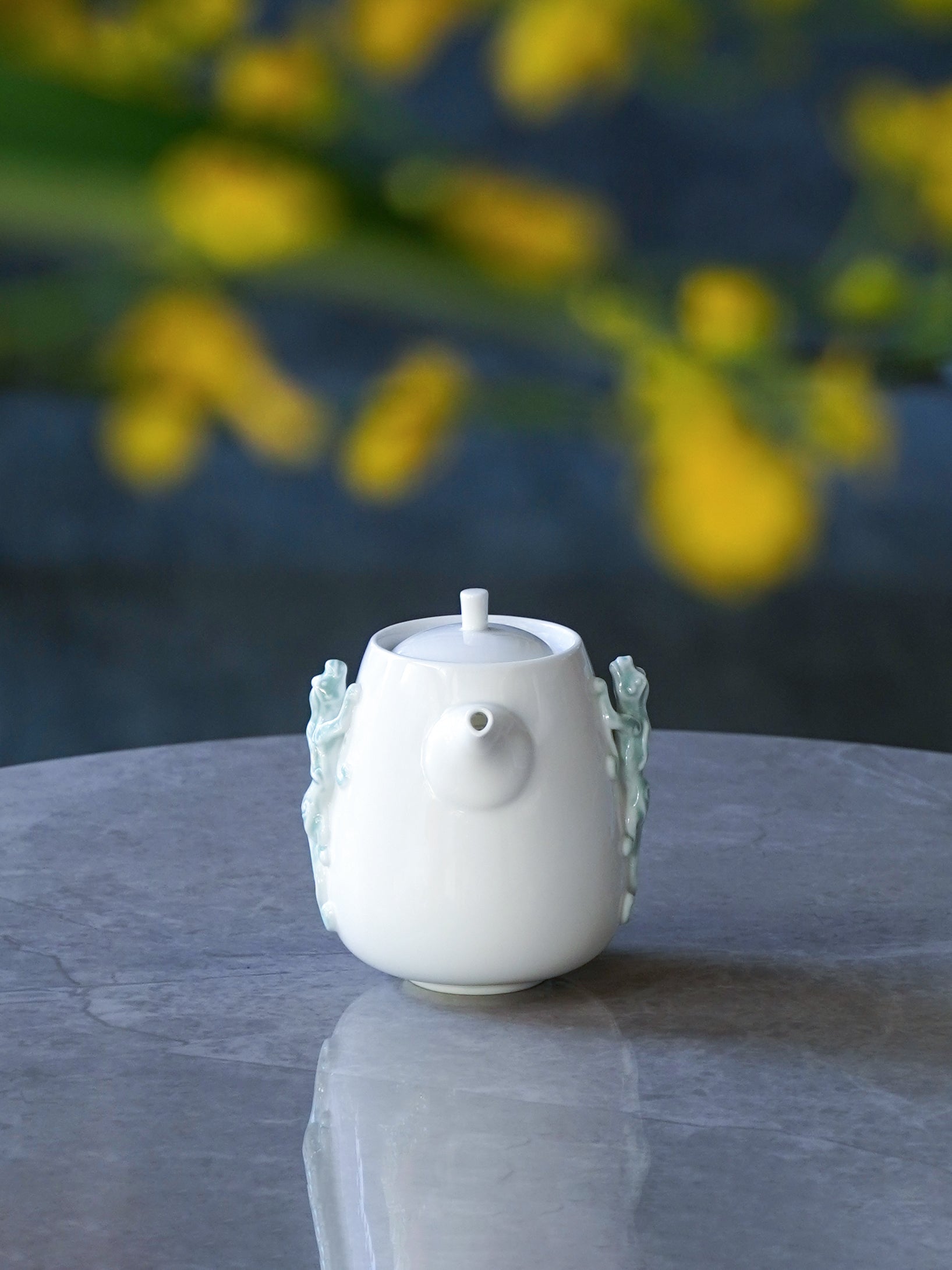 茶壺雙側螭吻造型具隔熱與寓意,寓意功成名就、進取不懈