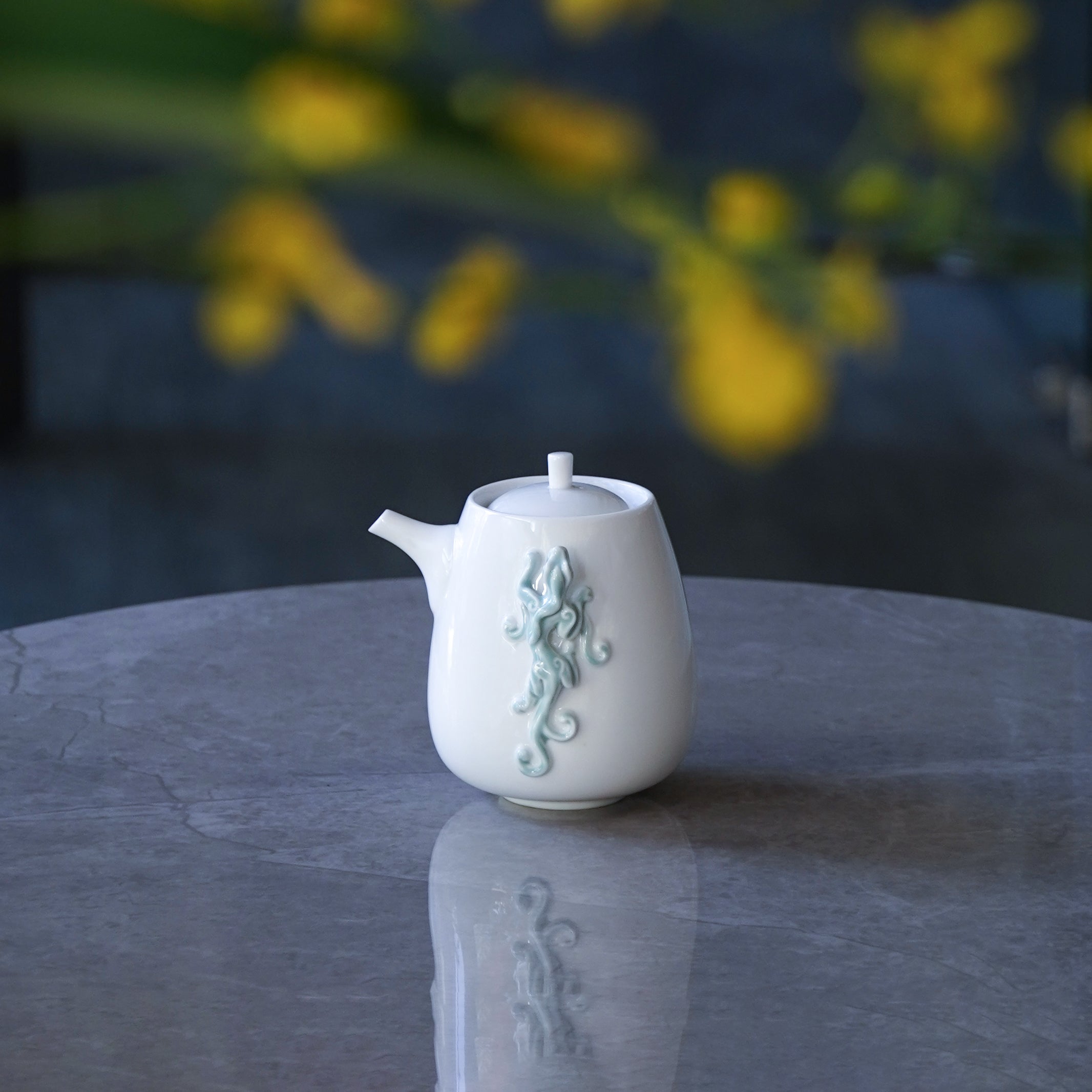 白瓷茶壺《登高》展現螭吻登高意象,象徵志向與守護