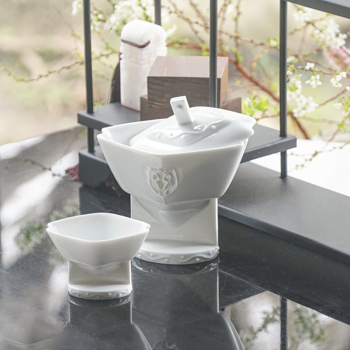 花祭白瓷蓋杯室內情境開蓋圖・儀式感茶器擺設・八方新氣NewChi Porcelain