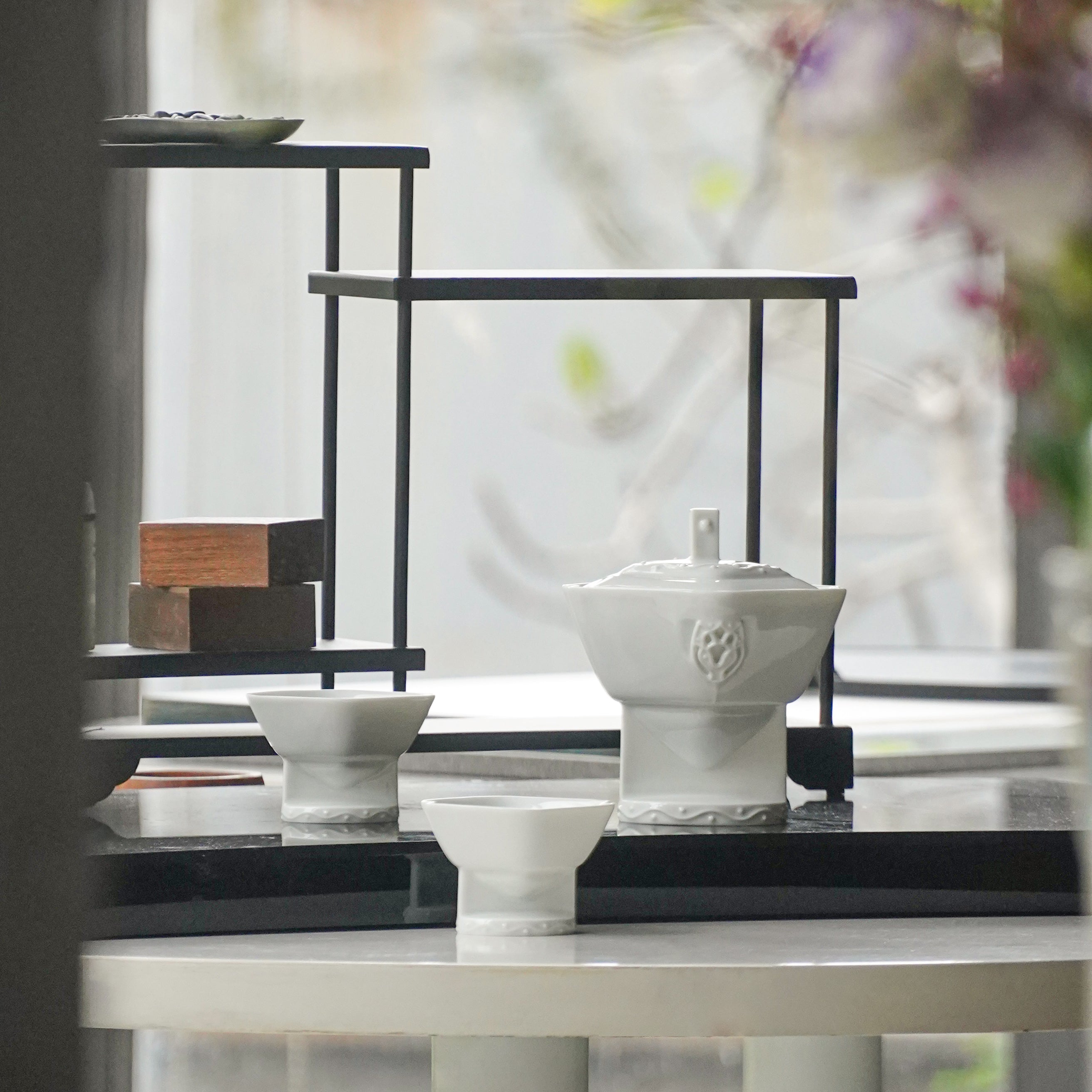 花祭白瓷蓋杯室內情境・儀式感茶器擺設・八方新氣NewChi Porcelain