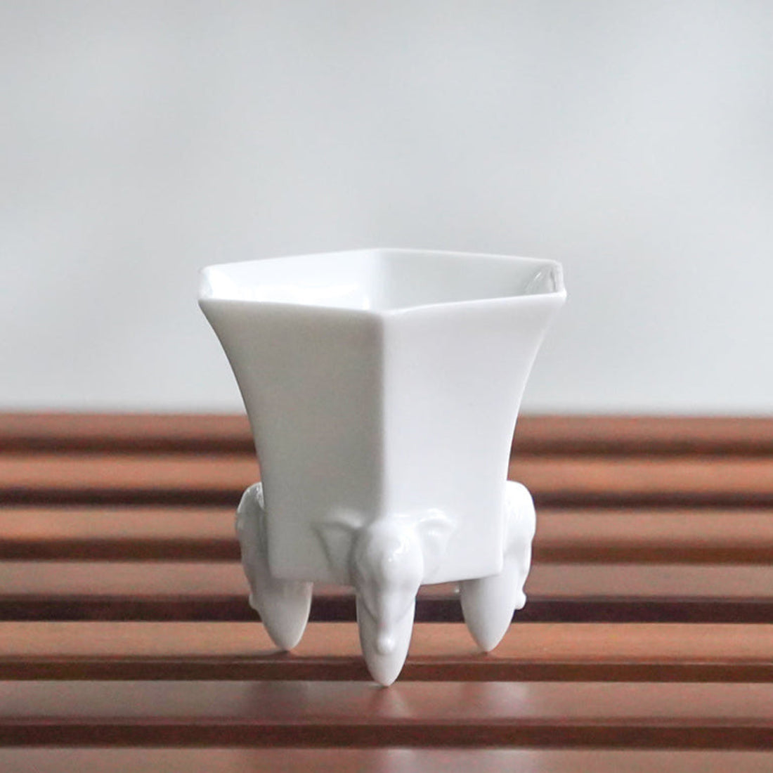 四季豐登系列冬季茶具作品 茶杯以三足鼎立站立 為生活添加儀式感