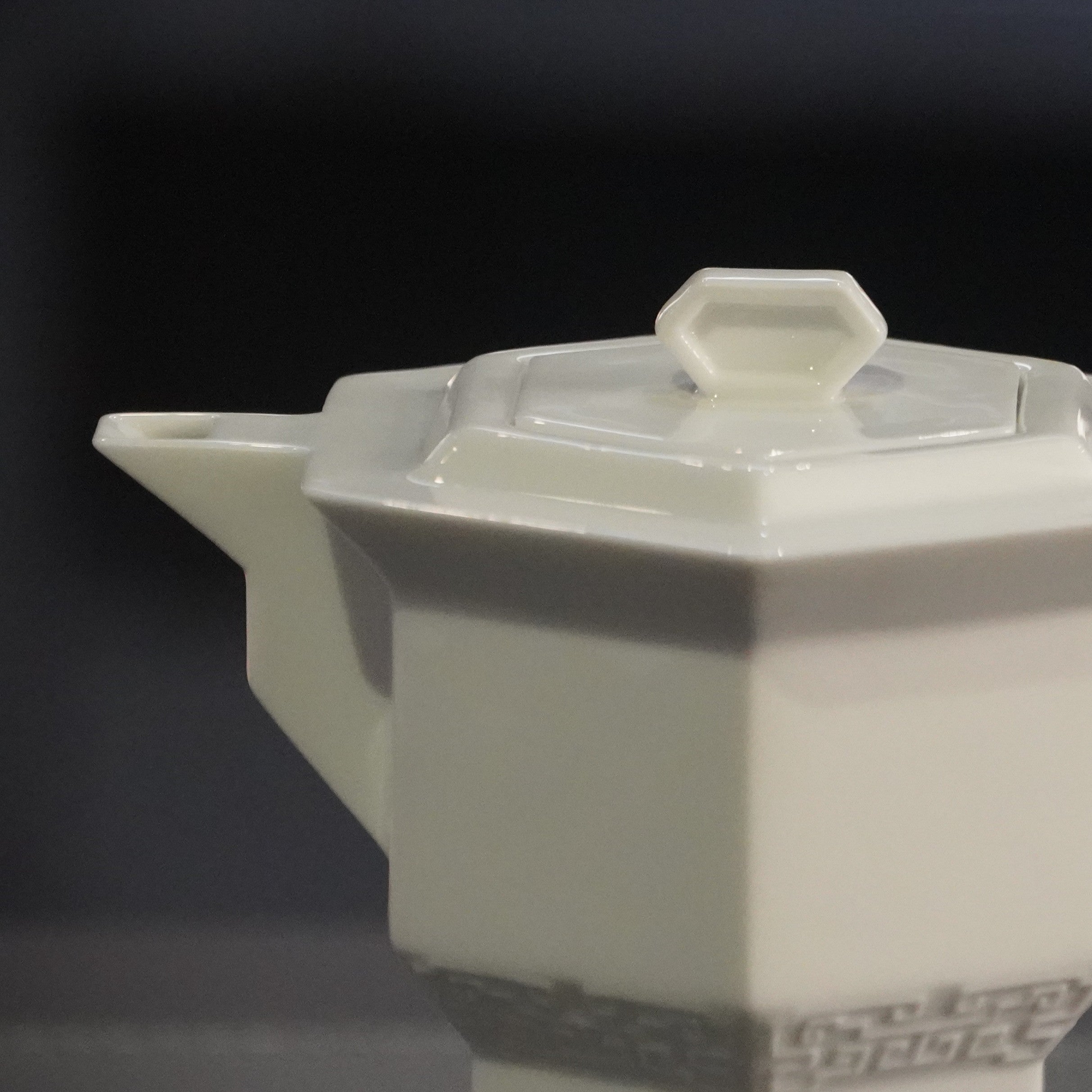 冬昇長春 四季豐登 冬季茶具作品 手把以窗花為靈感精緻底座縷空 造形壺 壺嘴特寫