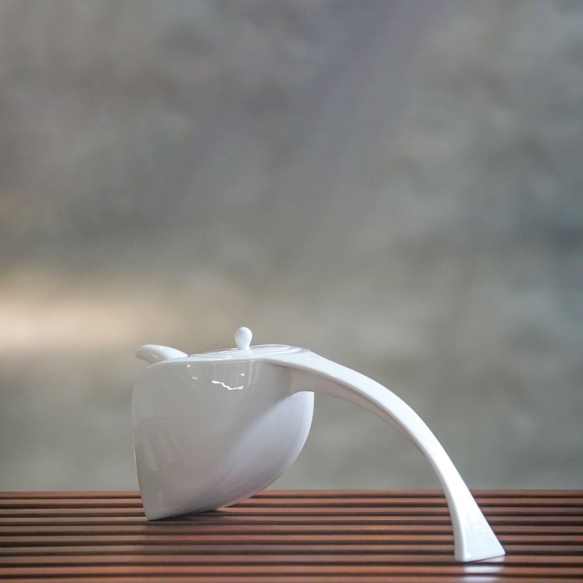 八方新氣 夏越眺香 王俠軍 瓷器 白瓷咖啡茶壺杯組 以台灣藍鵲為靈感