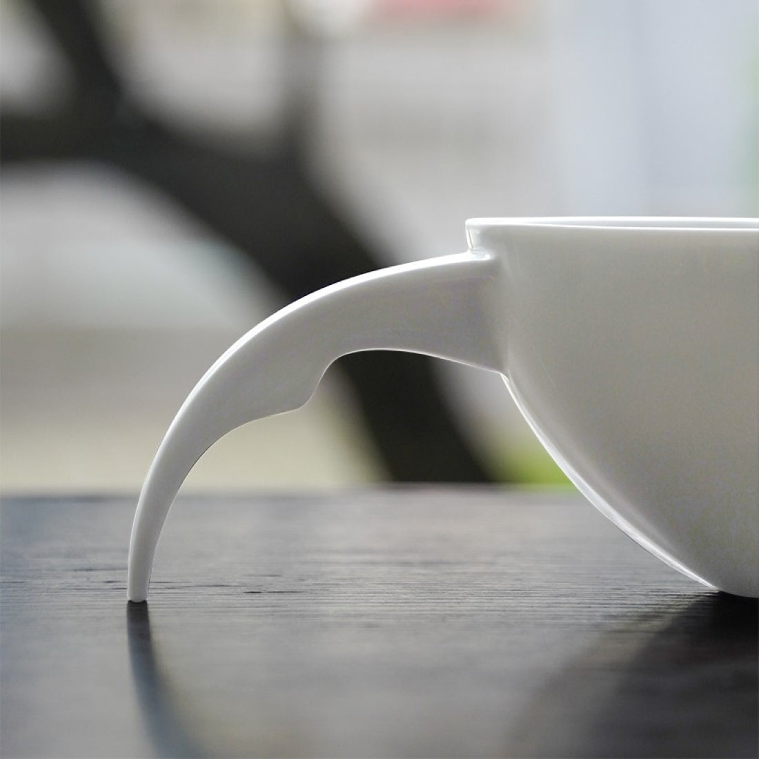 八方新氣王俠軍設計瓷器 白瓷咖啡茶壺杯組 以台灣藍鵲為靈感 夏越眺香 杯子近照