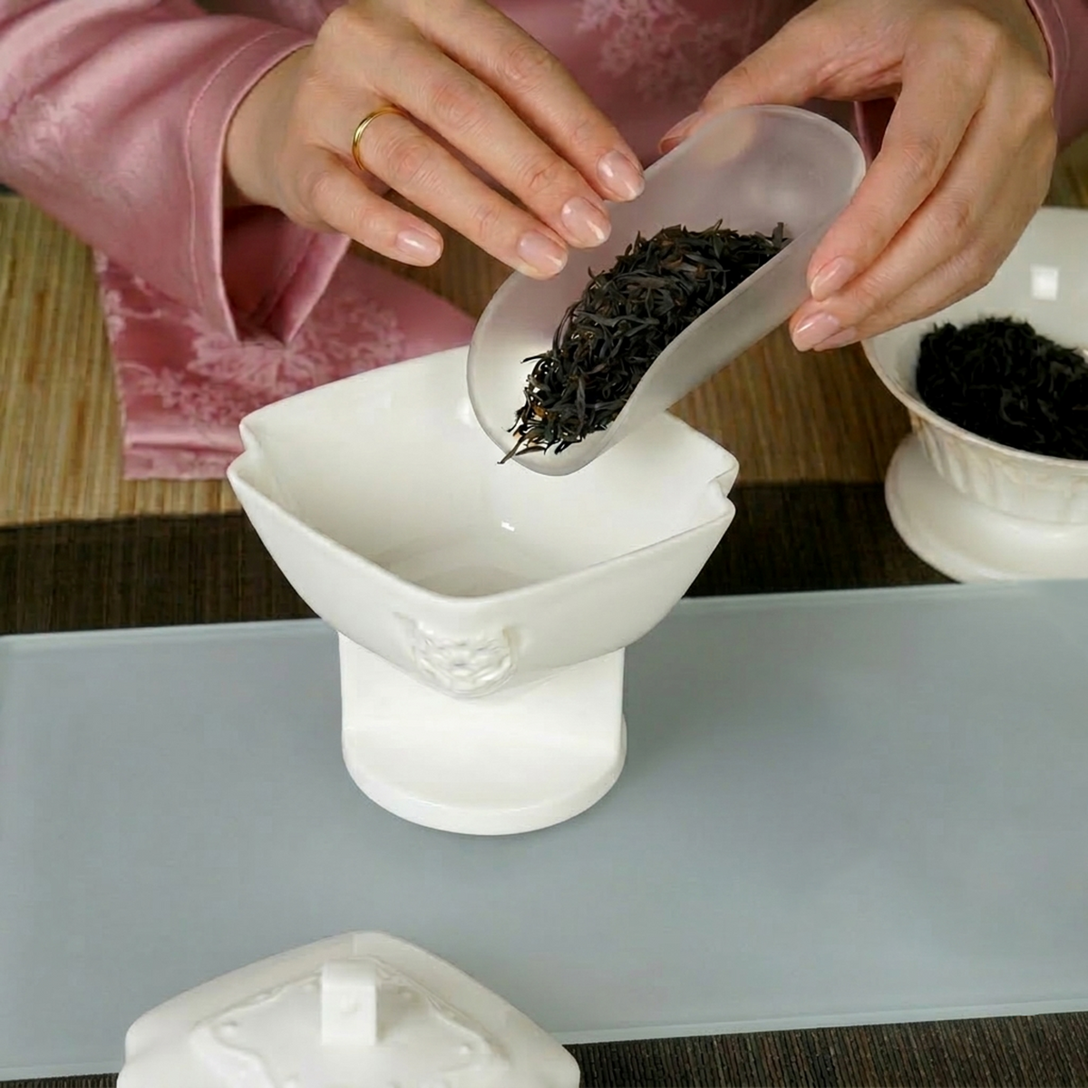 花祭白瓷蓋杯茶席情境・春日品茗儀式・八方新氣NewChi Porcelain