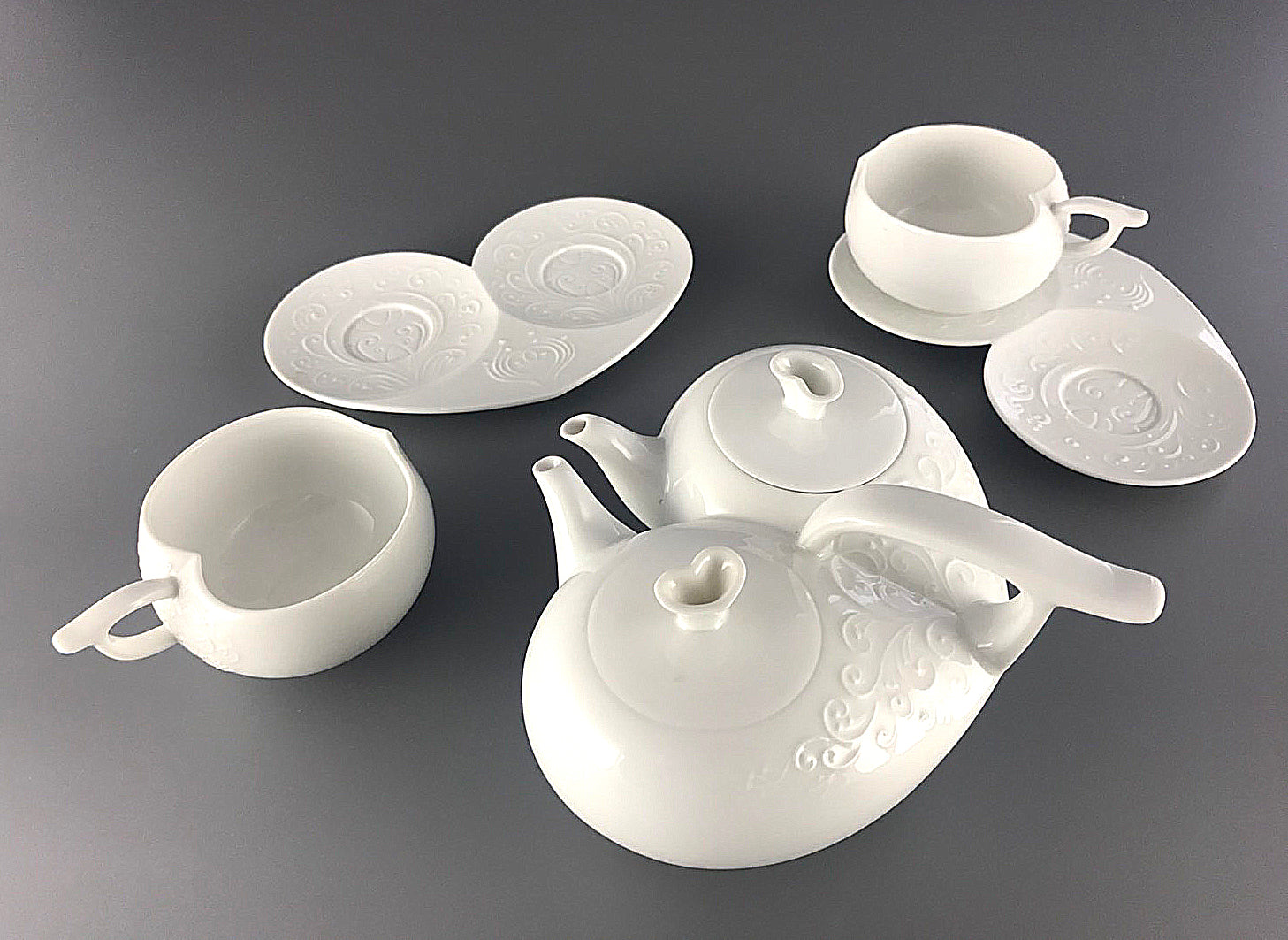 NewChi 一心一意心形茶具組 壺與雙杯成雙心設計,象徵相知相守的高端茶器